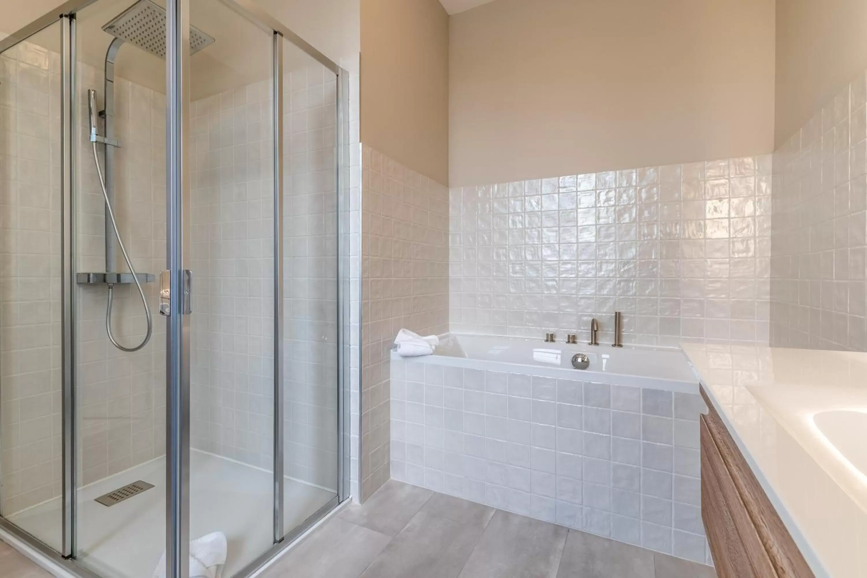 Shower, Bathroom in Hôtel Échappée en Baie - Parking privé gratuit