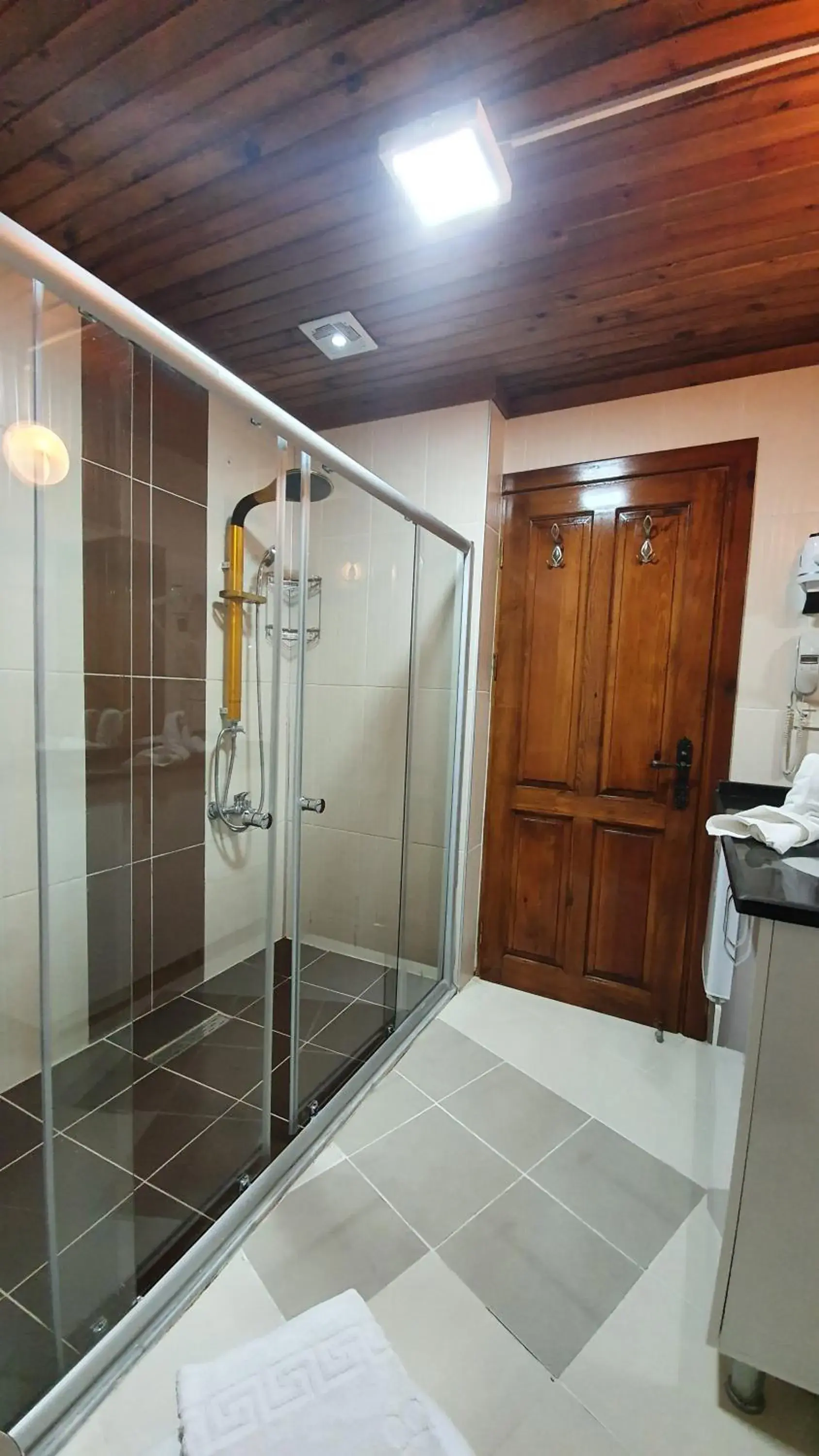Shower, Bathroom in Hadrian Gate Hotel