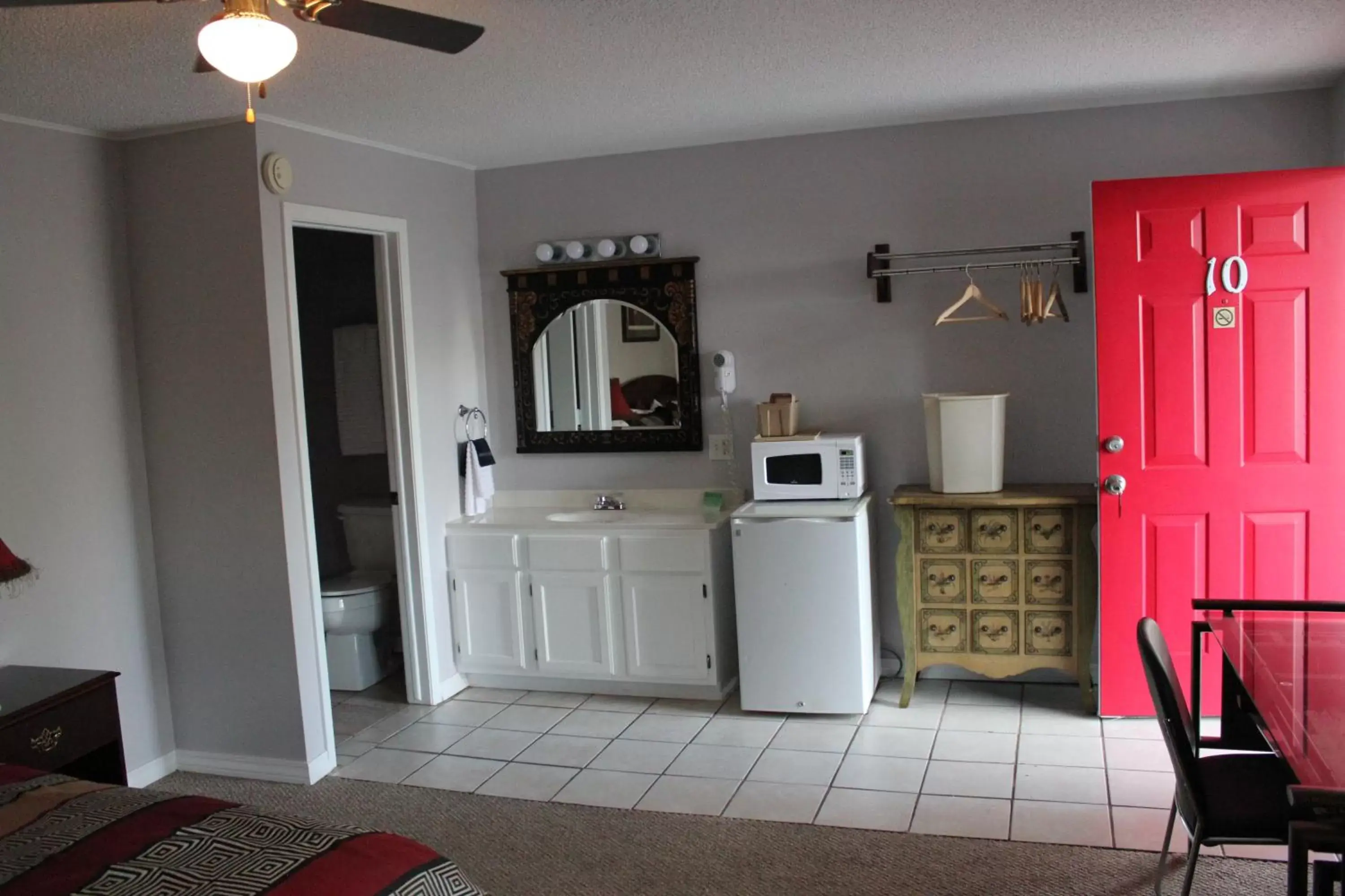 Kitchen/Kitchenette in Brydan Suites