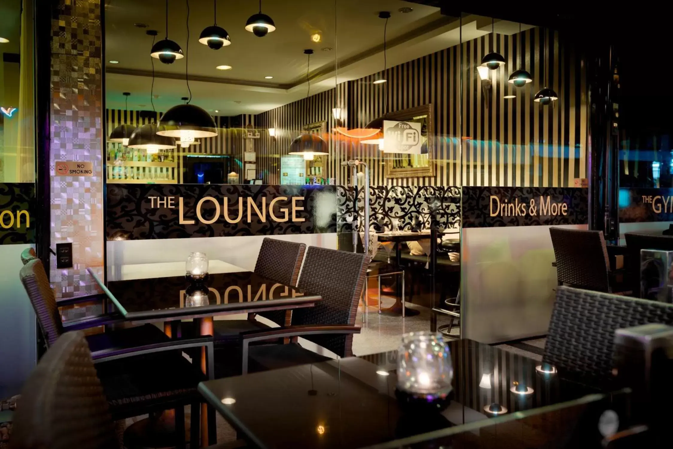 Lounge or bar, Restaurant/Places to Eat in The Ambiance Hotel
