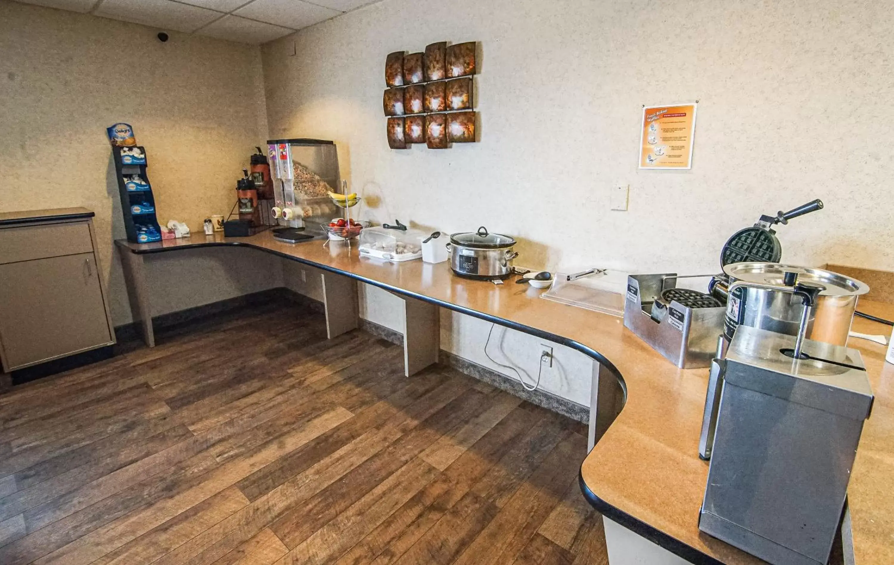 Continental breakfast, Kitchen/Kitchenette in Travelodge by Wyndham Colorado Springs Airport/Peterson AFB