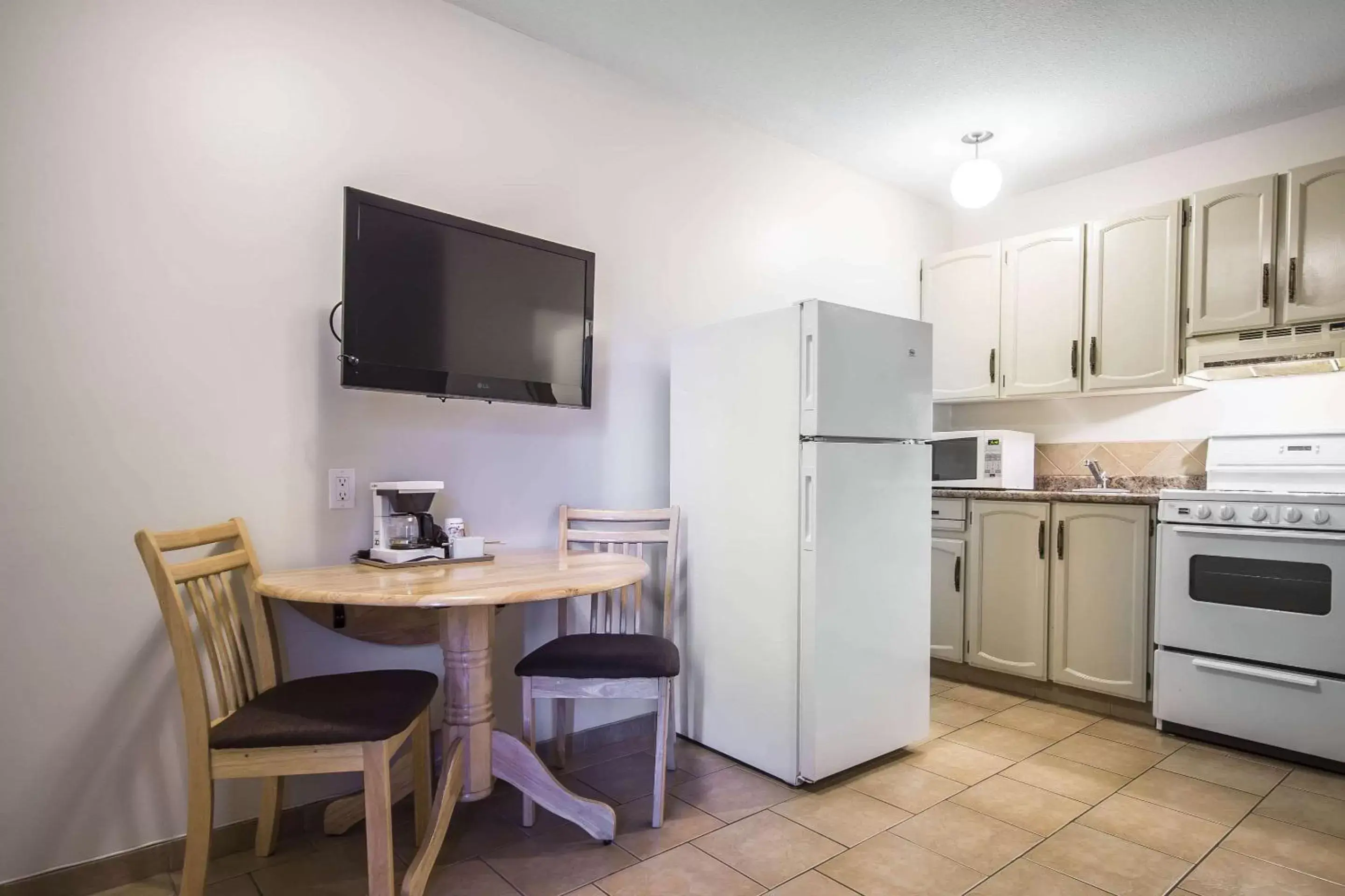 Photo of the whole room, Kitchen/Kitchenette in Econolodge Vernon