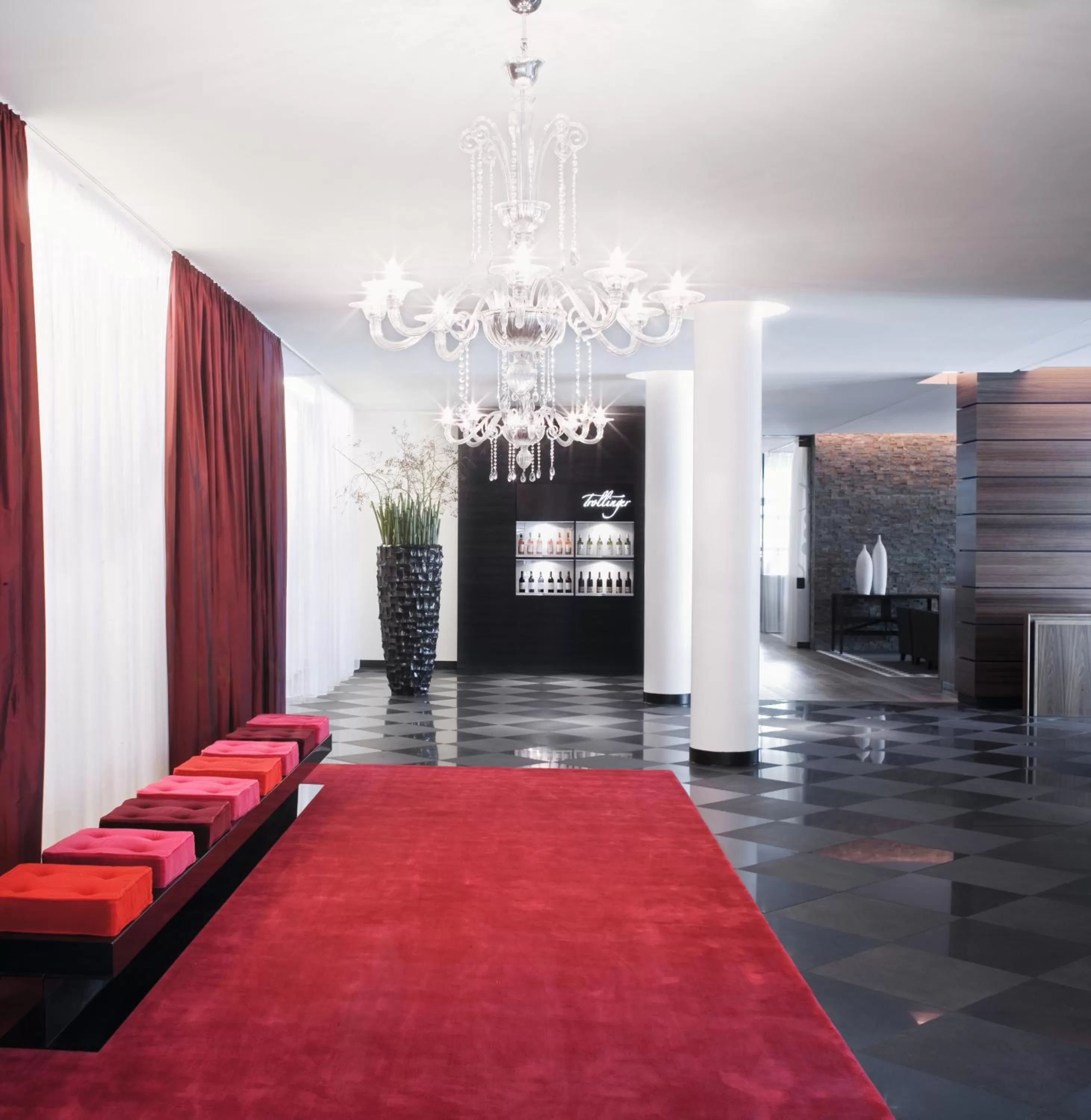 Restaurant/places to eat, Bed in Mövenpick Hotel Stuttgart Airport