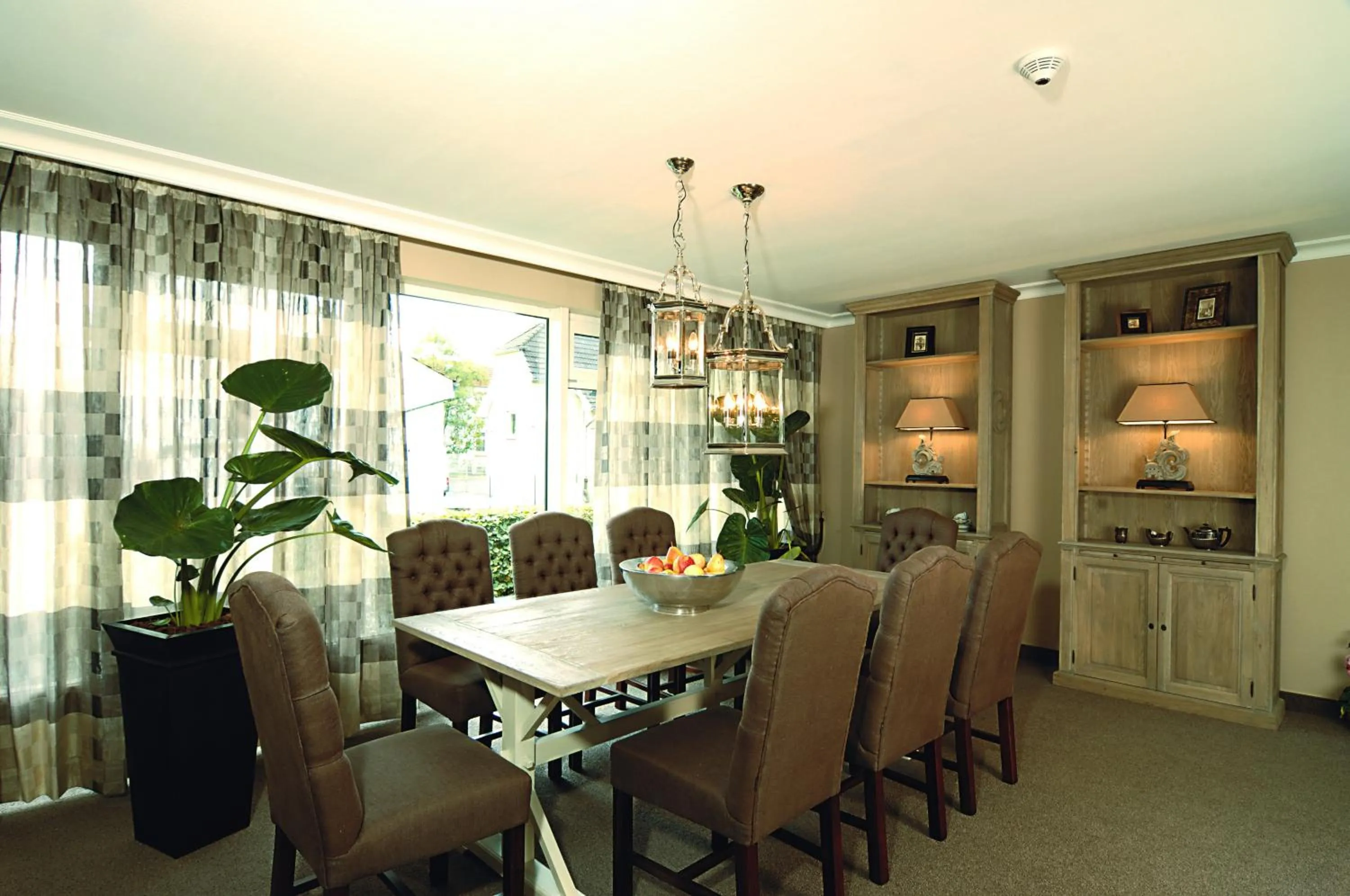 Restaurant/places to eat in Hotel Business & More