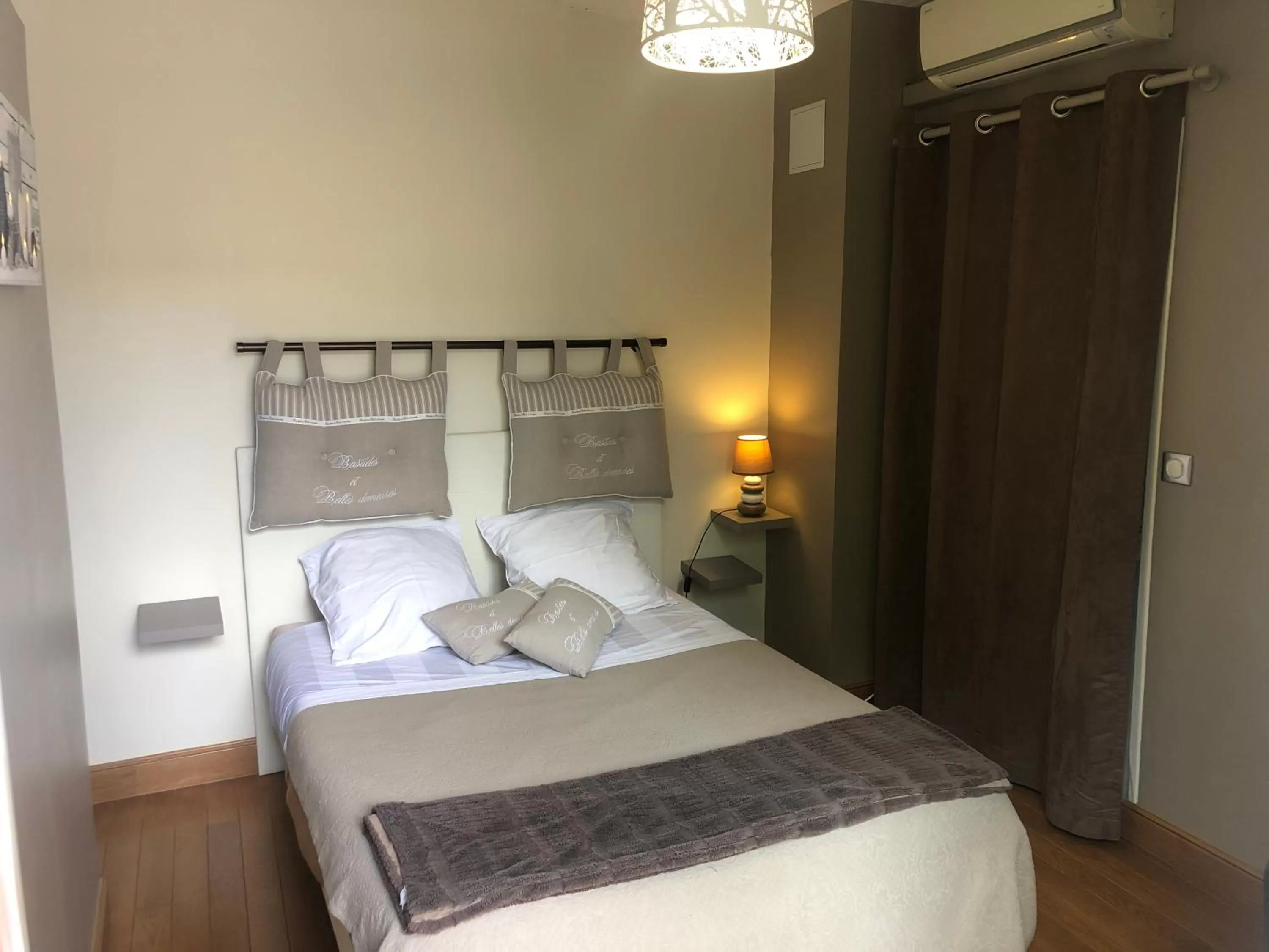 Bed in Villa Eugénie Melun