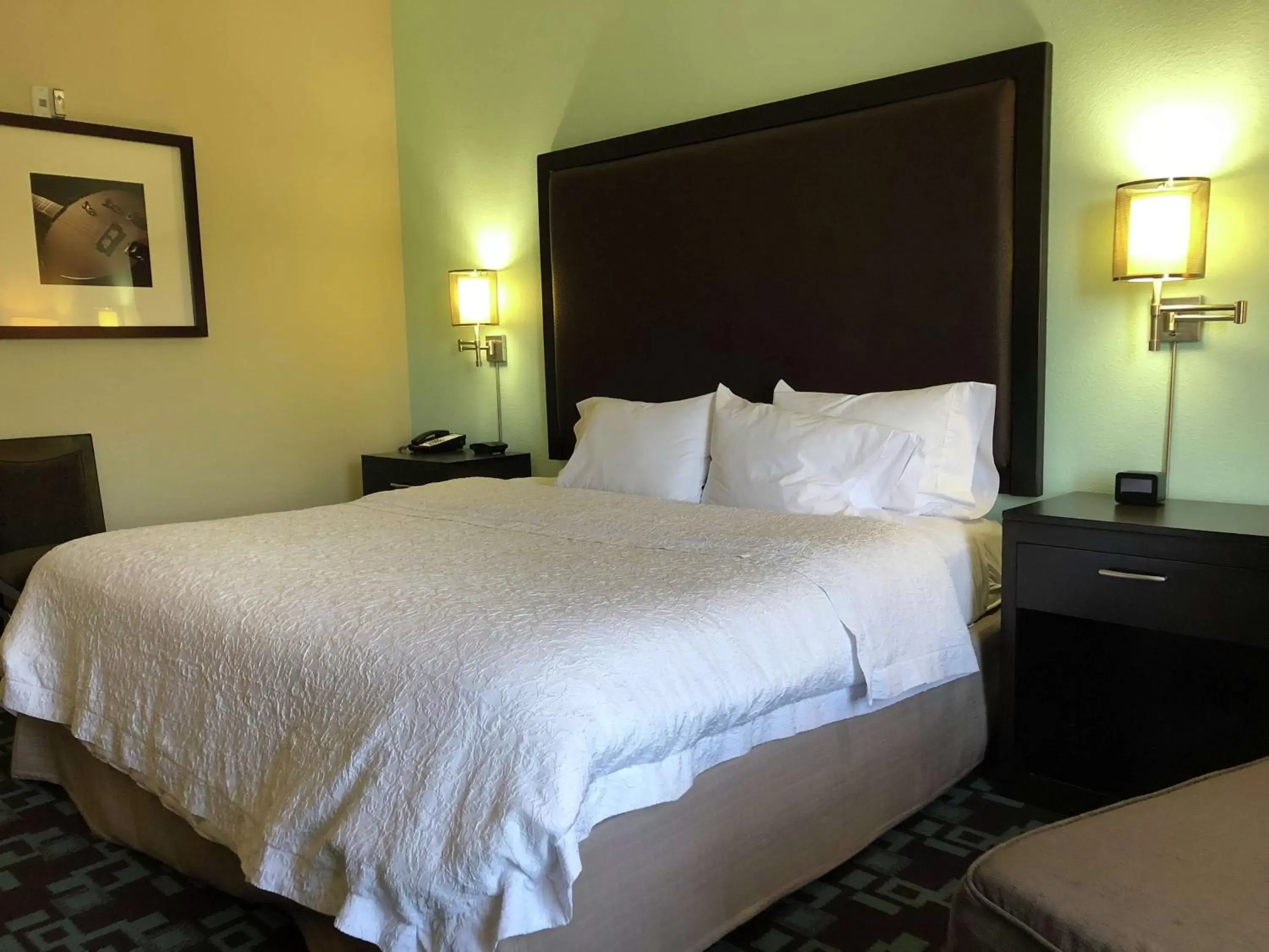 Bed in Hampton Inn & Suites Nashville at Opryland