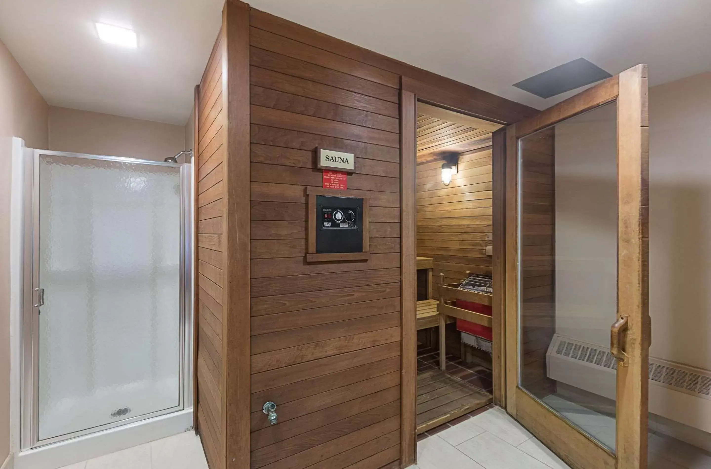 Sauna, Bathroom in Quality Suites Hotel - Lansing