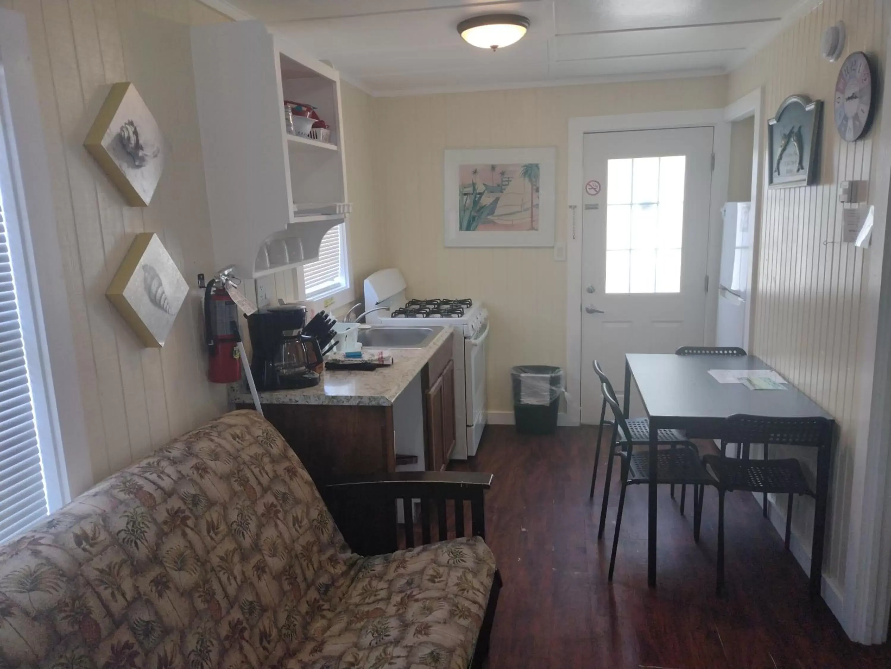 Kitchen or kitchenette, Restaurant/Places to Eat in Double Barr Cottage Inn