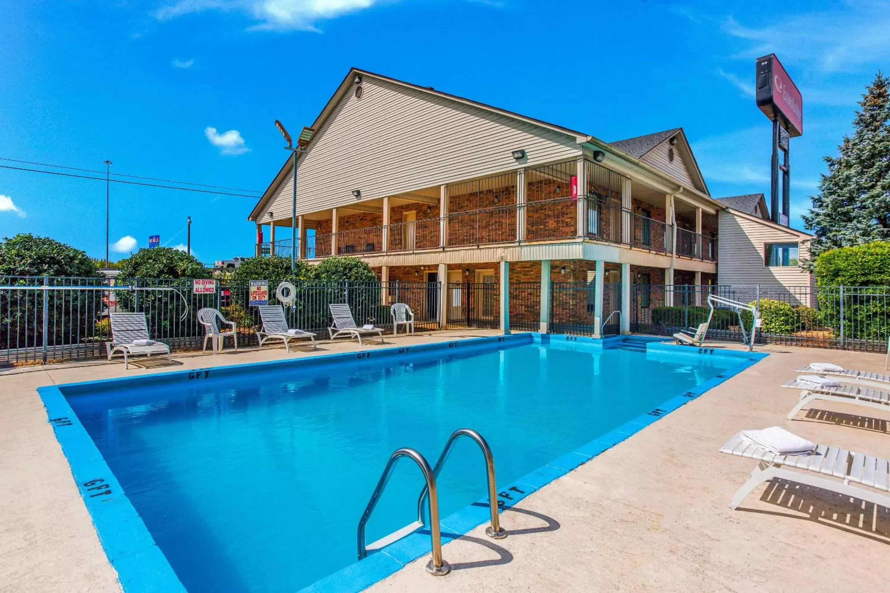 Swimming pool, Property Building in Econo Lodge Lebanon