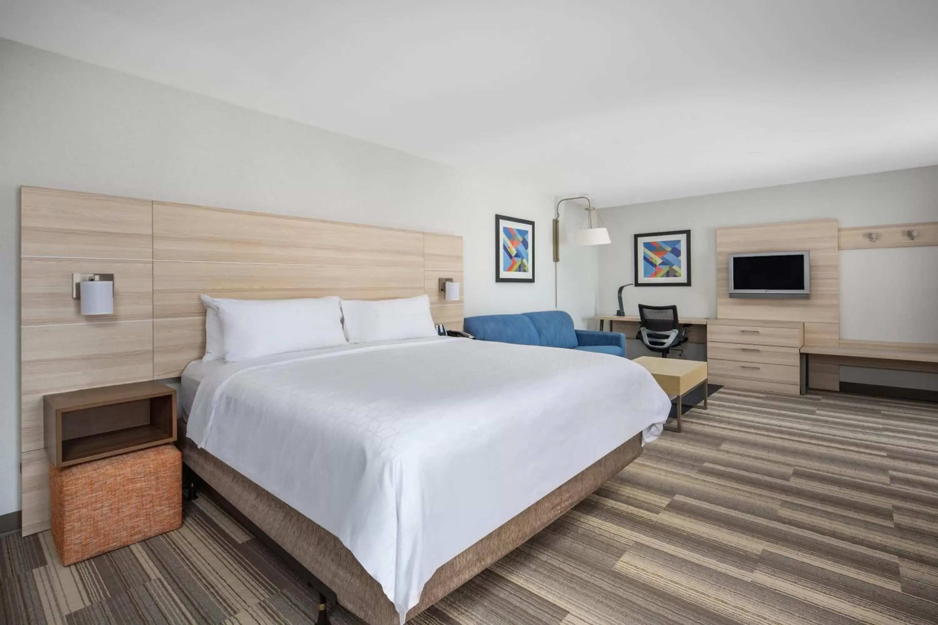 Photo of the whole room, Bed in Holiday Inn Express Ontario, an IHG Hotel