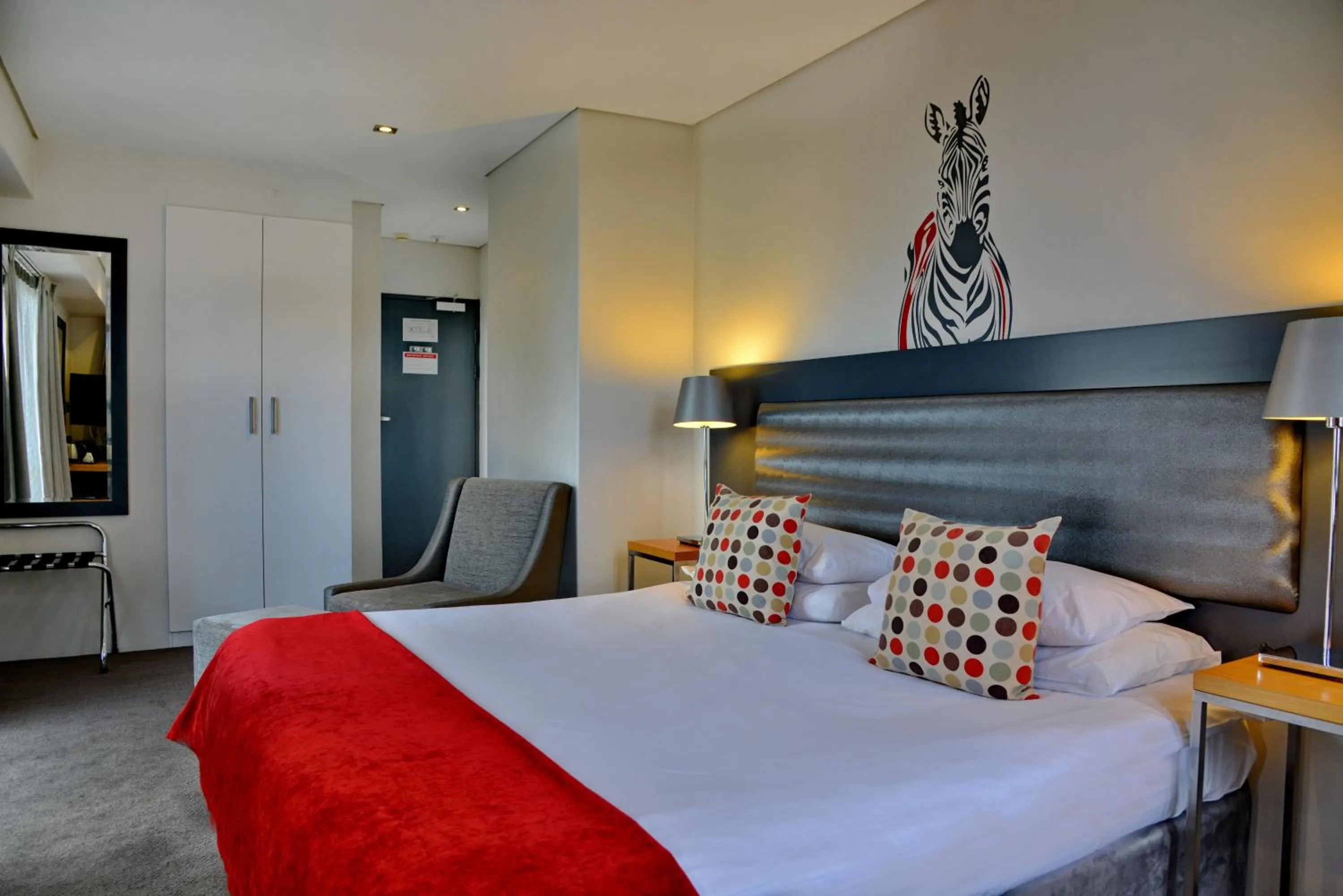 Bedroom, Bed in Fountains Hotel