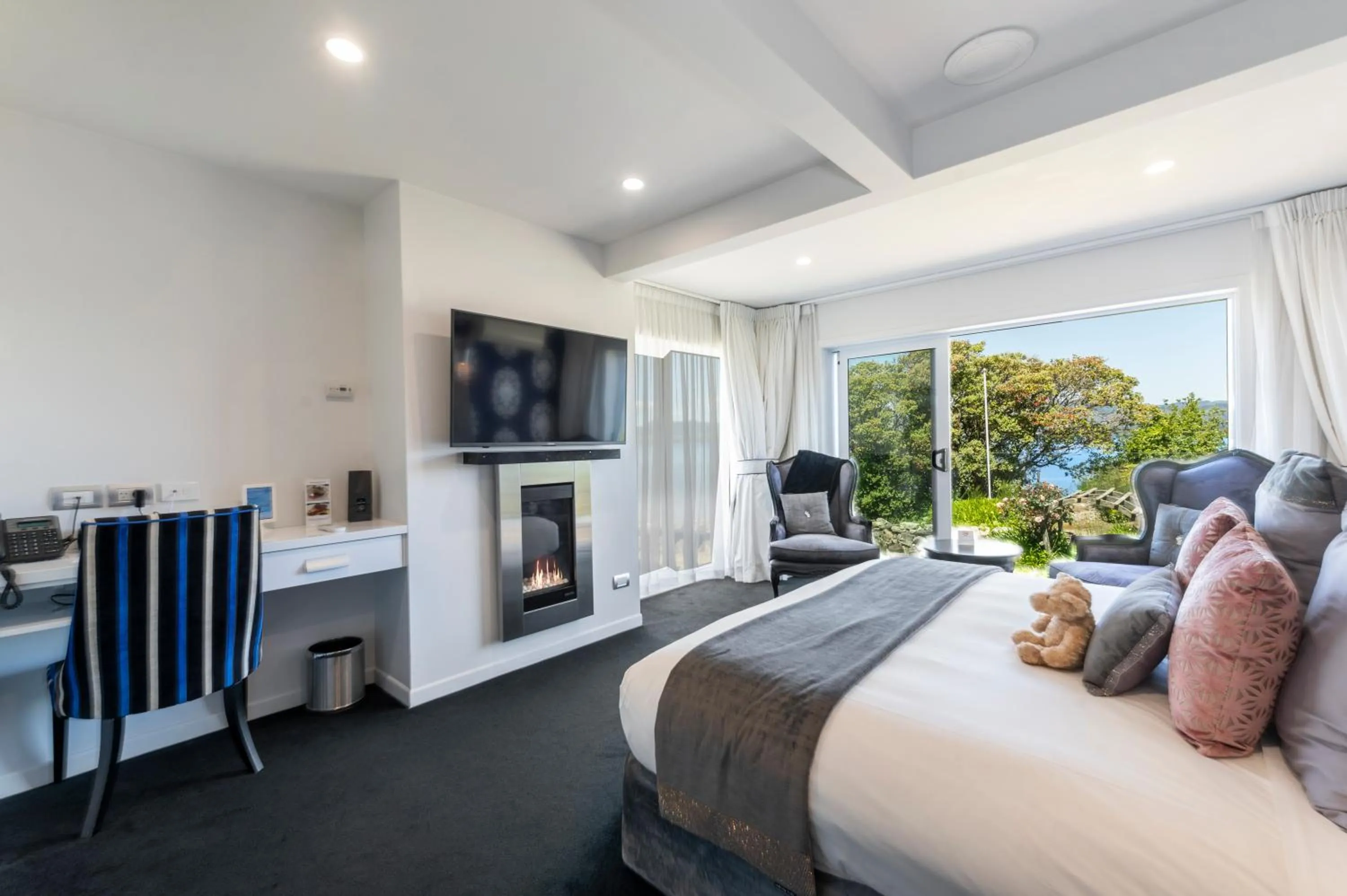 Photo of the whole room, Bed in Black Swan Lakeside Boutique Hotel