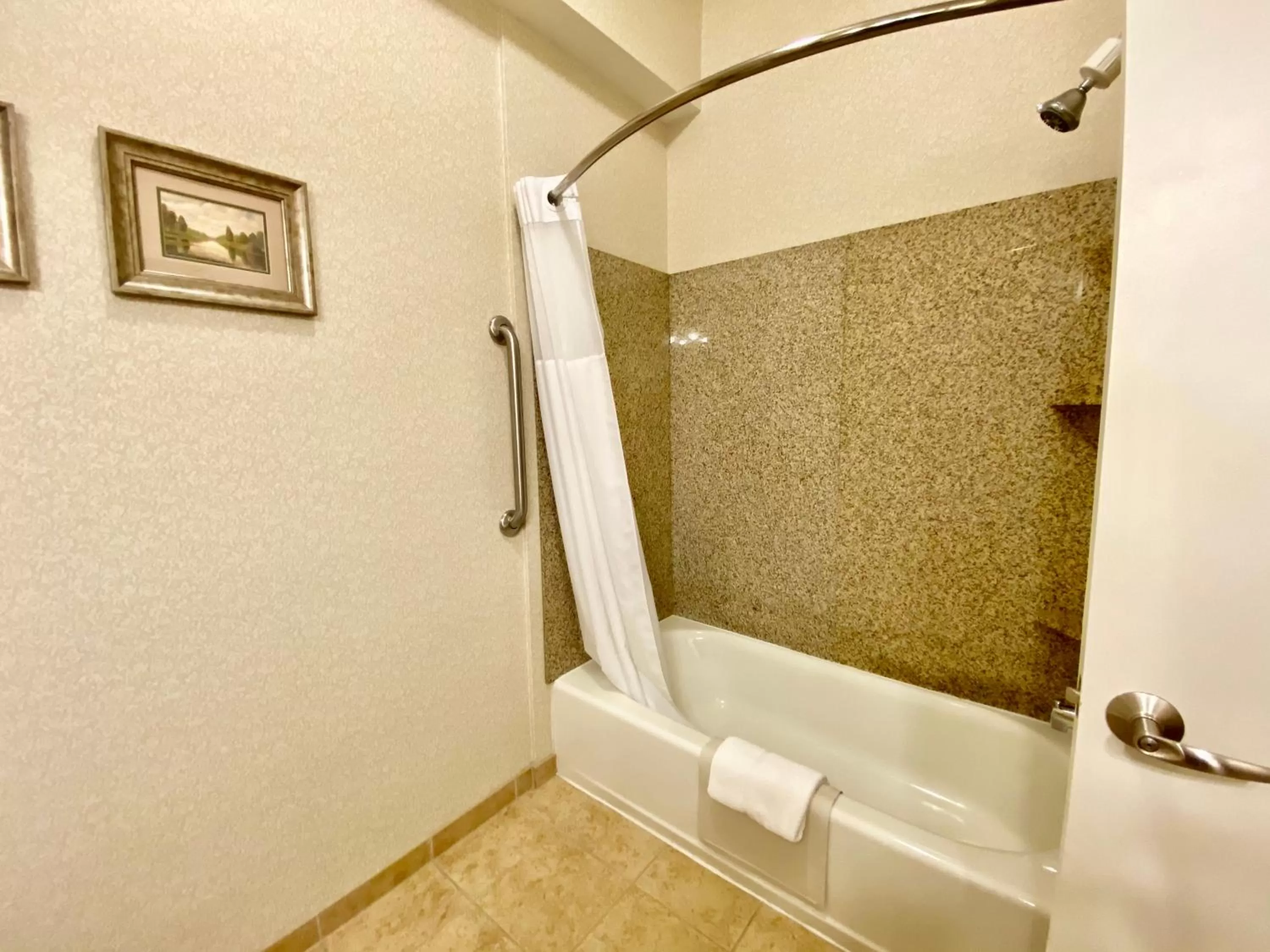 Shower in Maine Evergreen Hotel, an Ascend Collection Hotel