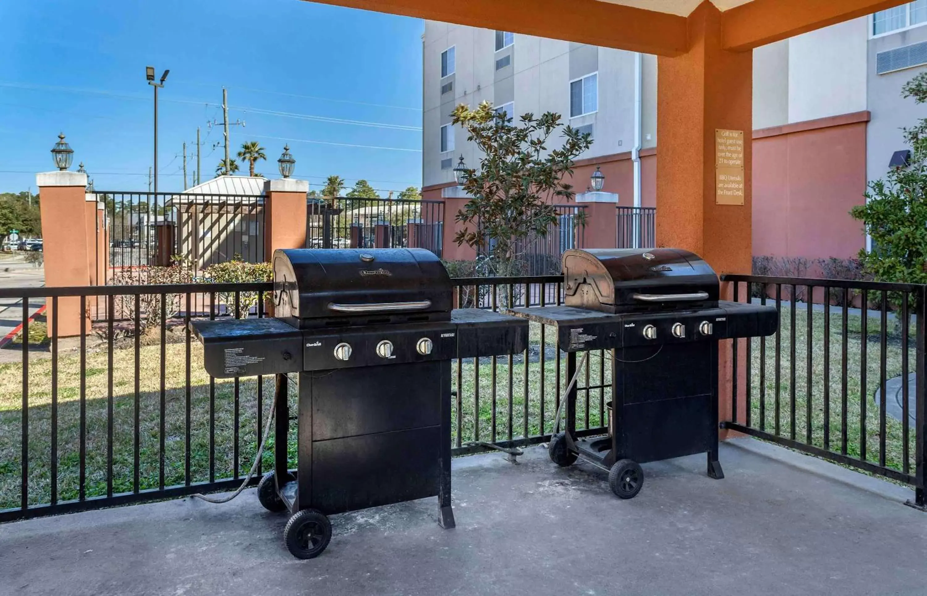 Property building, BBQ Facilities in Extended Stay America Suites - Houston - Kingwood