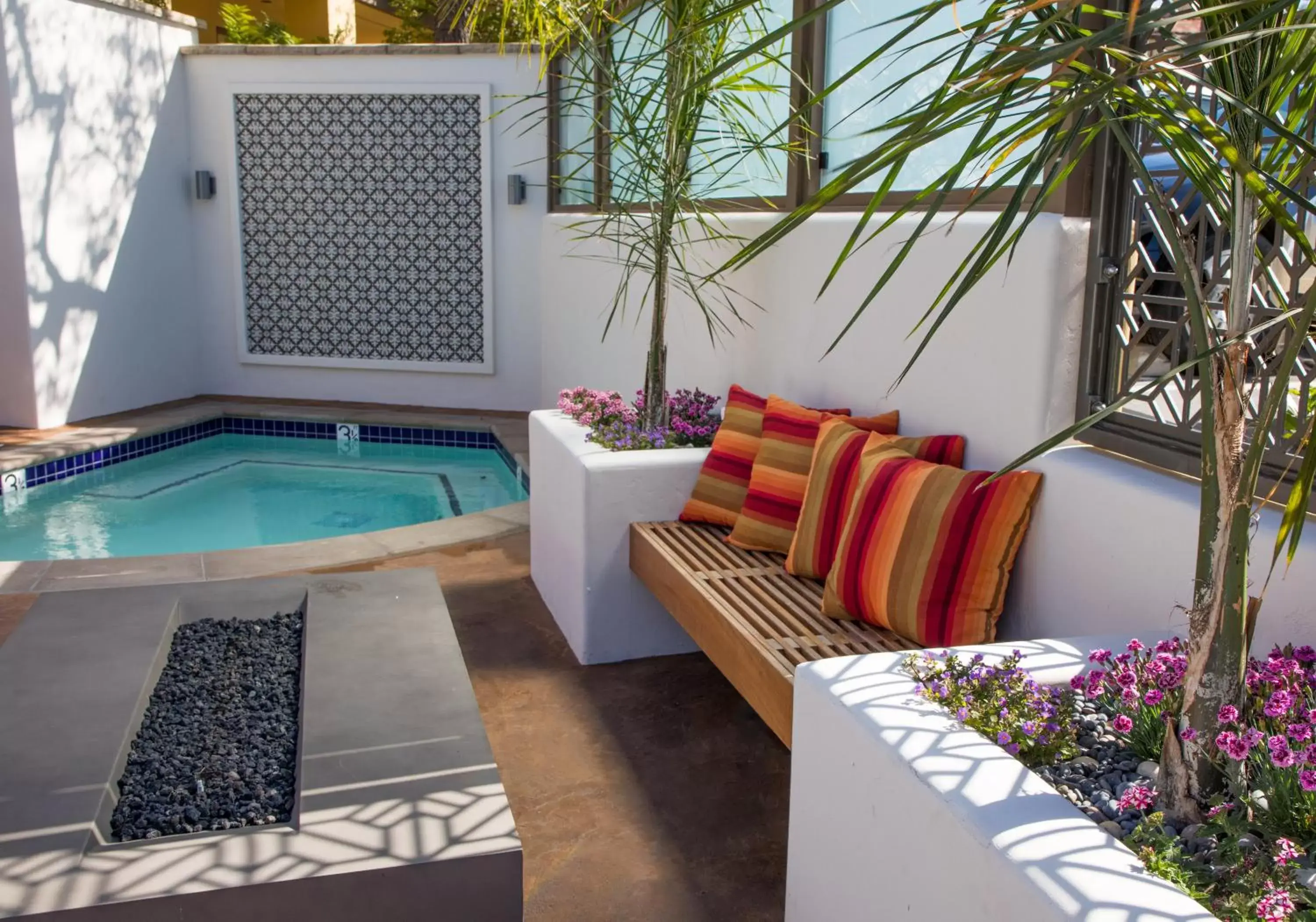 Hot Tub, Swimming Pool in Hotel Abrego