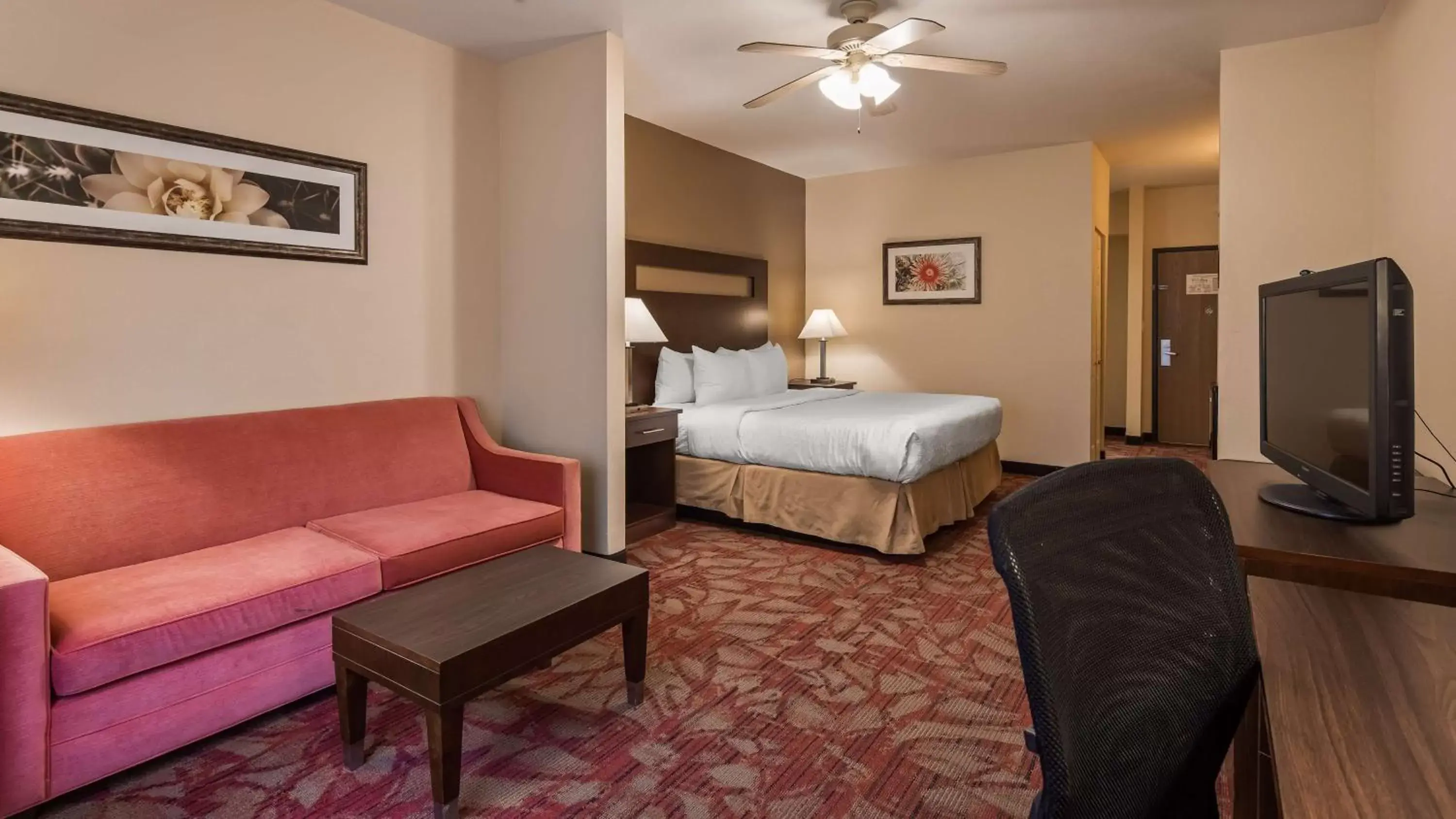 Photo of the whole room, Bed in Best Western Plus Ruidoso Inn