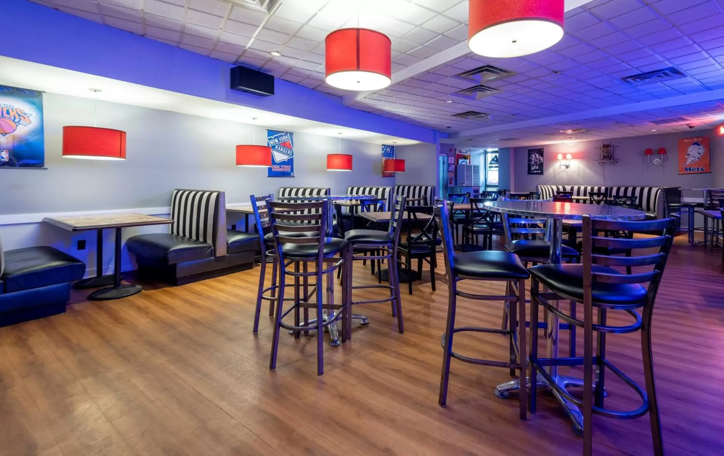 Lounge or bar, Restaurant/Places to Eat in Red Roof Inn PLUS Newark Liberty Airport - Carteret