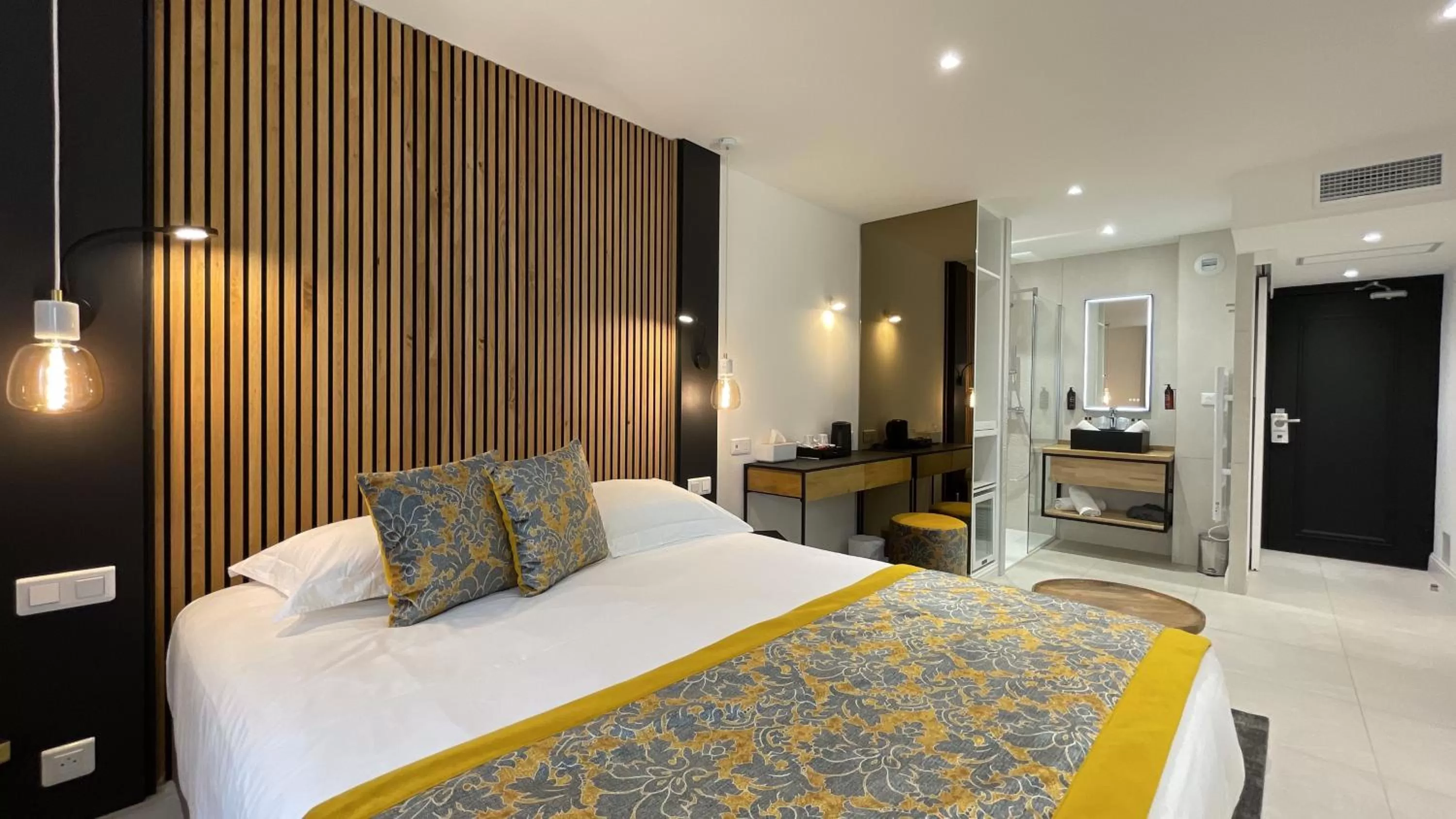 Photo of the whole room in Le Confidentiel Hôtel & SPA