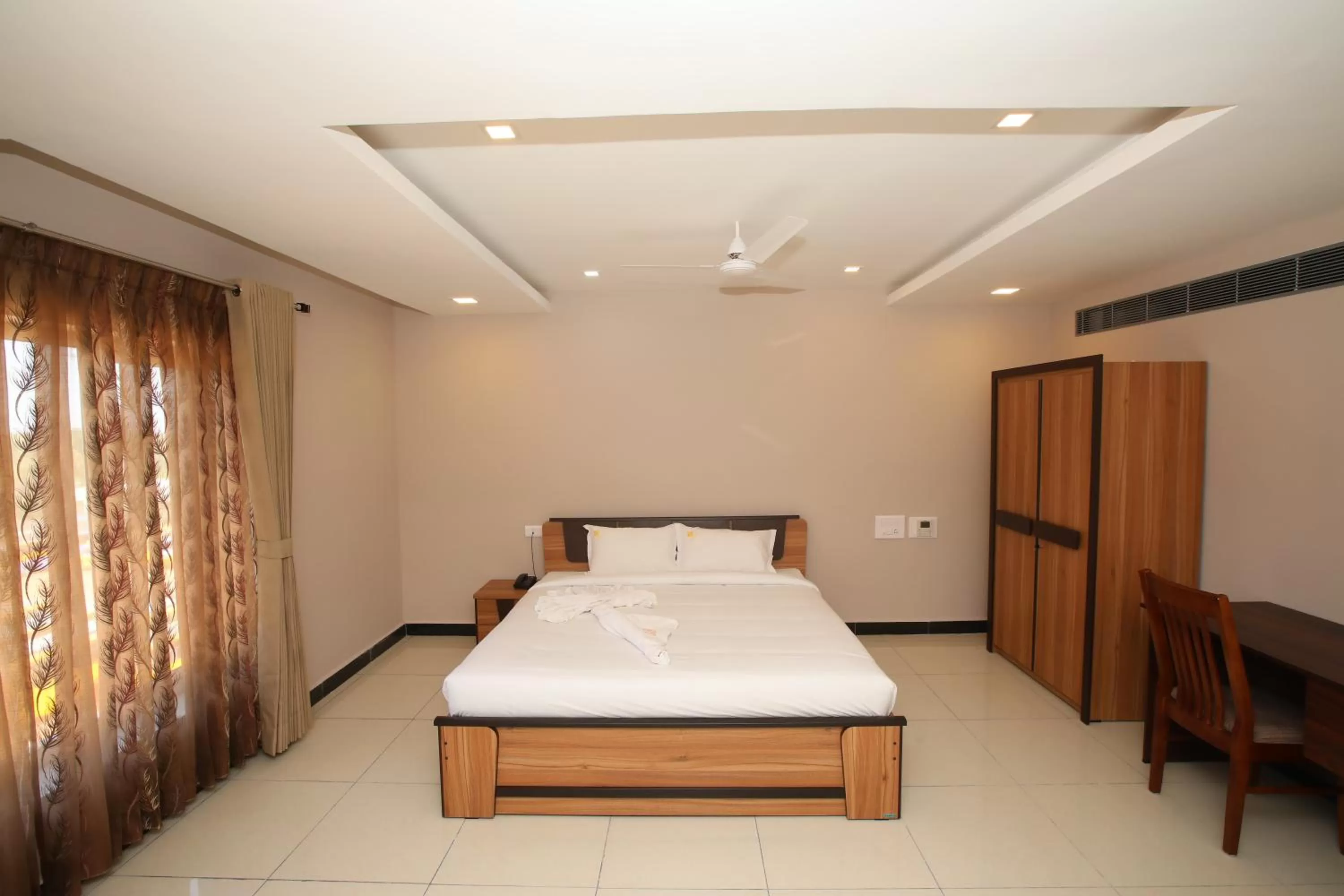 Photo of the whole room in Hotel Golden Gateway