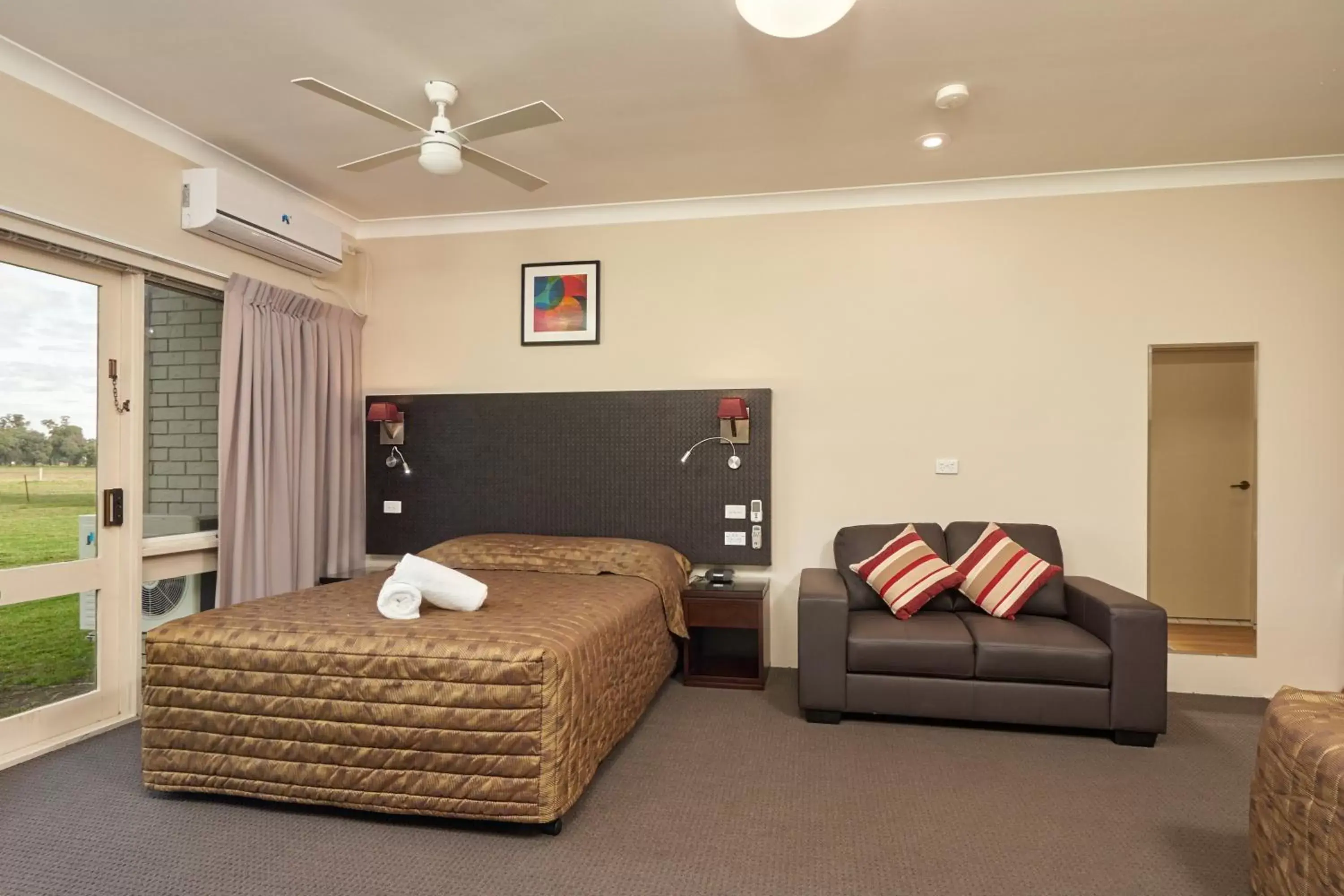 Bed, Room Photo in Australian Homestead Motor Lodge