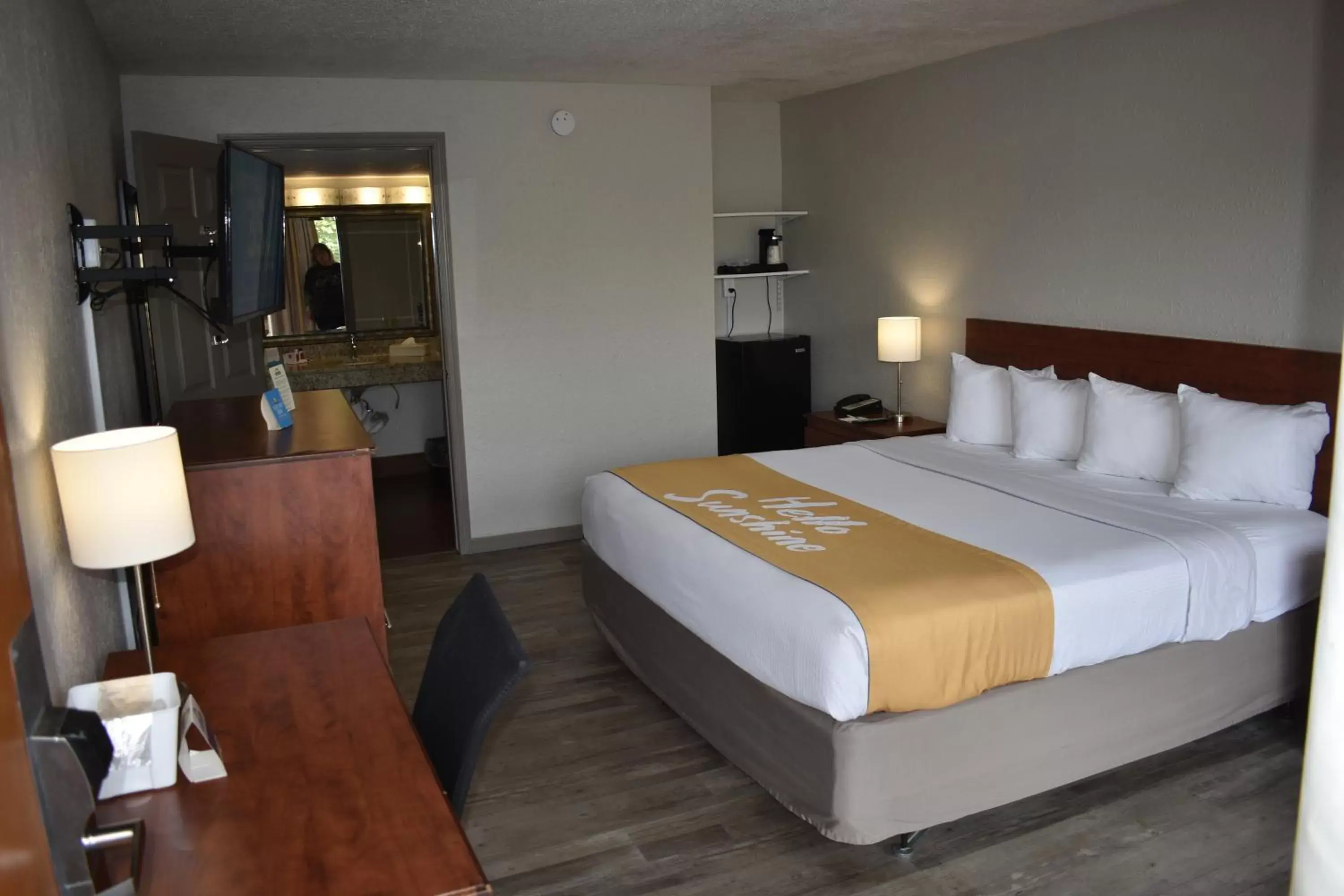 Photo of the whole room, Bed in Days Inn by Wyndham Wildwood I-75