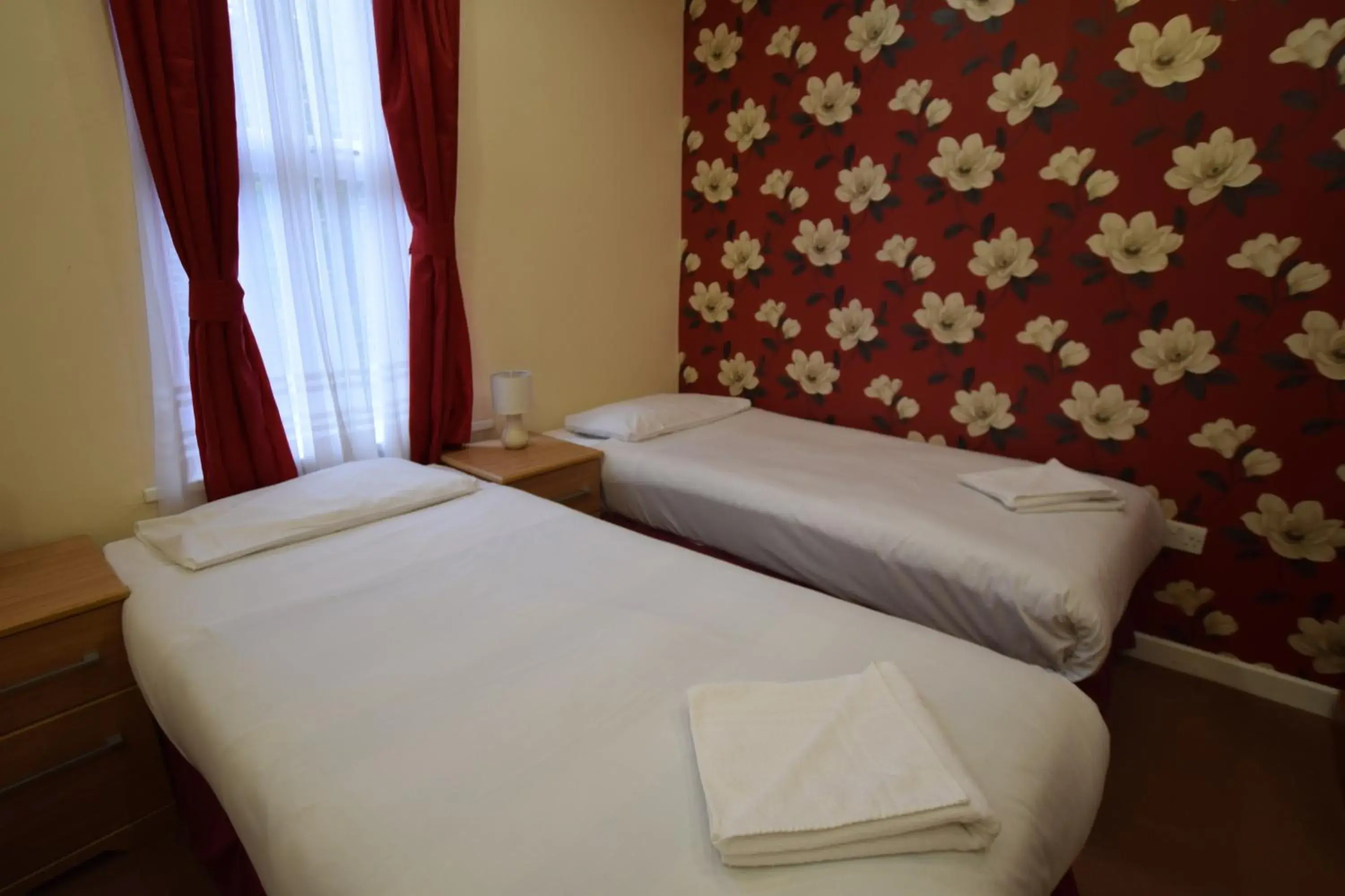 Bedroom, Bed in Cranbrook Hotel