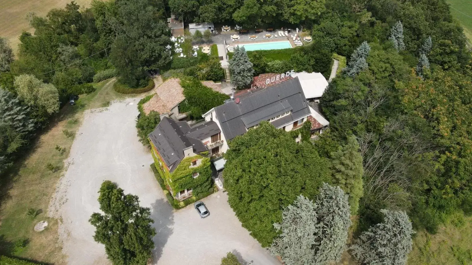 Bird's eye view, Bird's-eye View in Country Hotel Le Querce