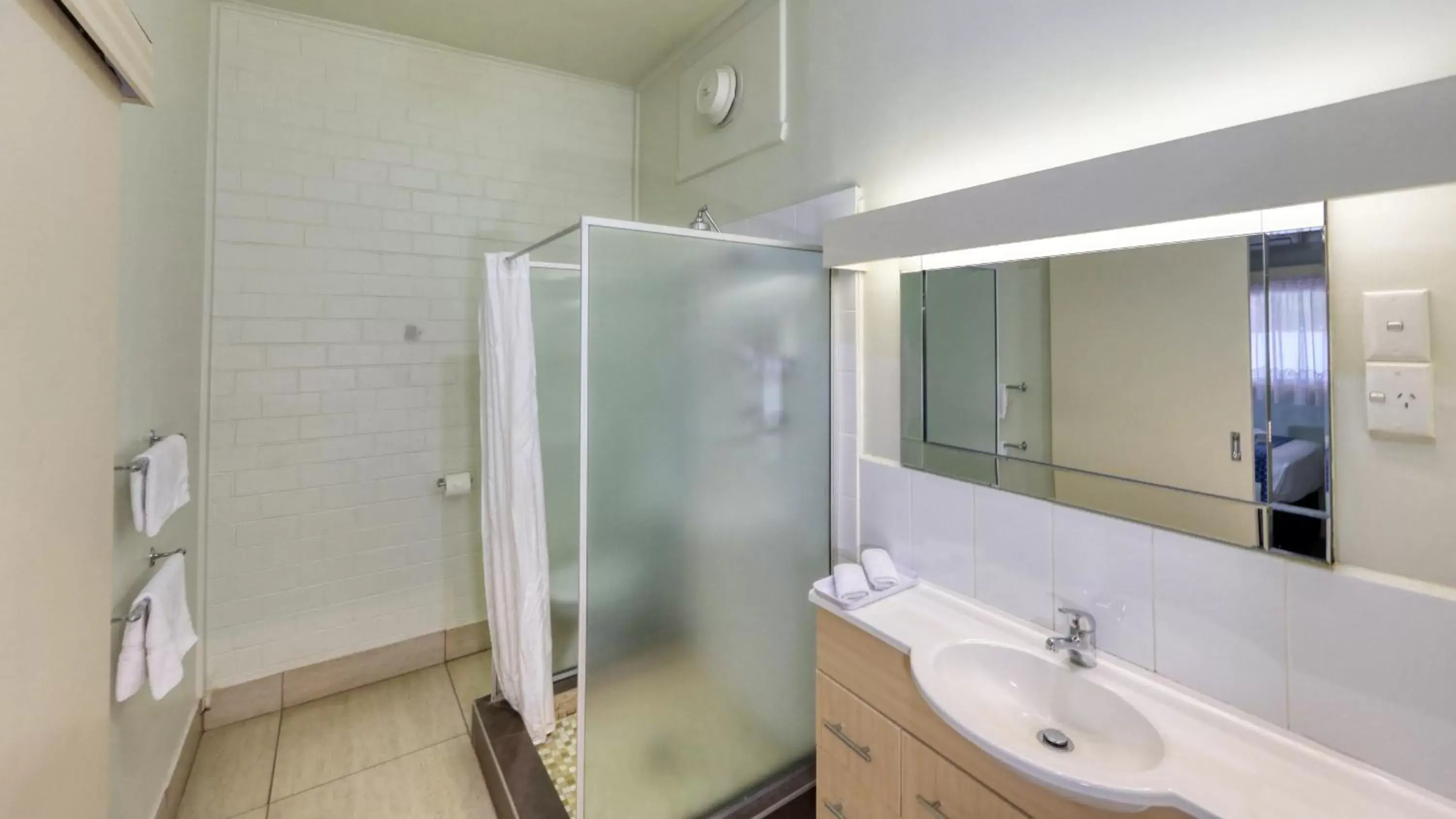 Shower, Bathroom in Rose City Motor Inn