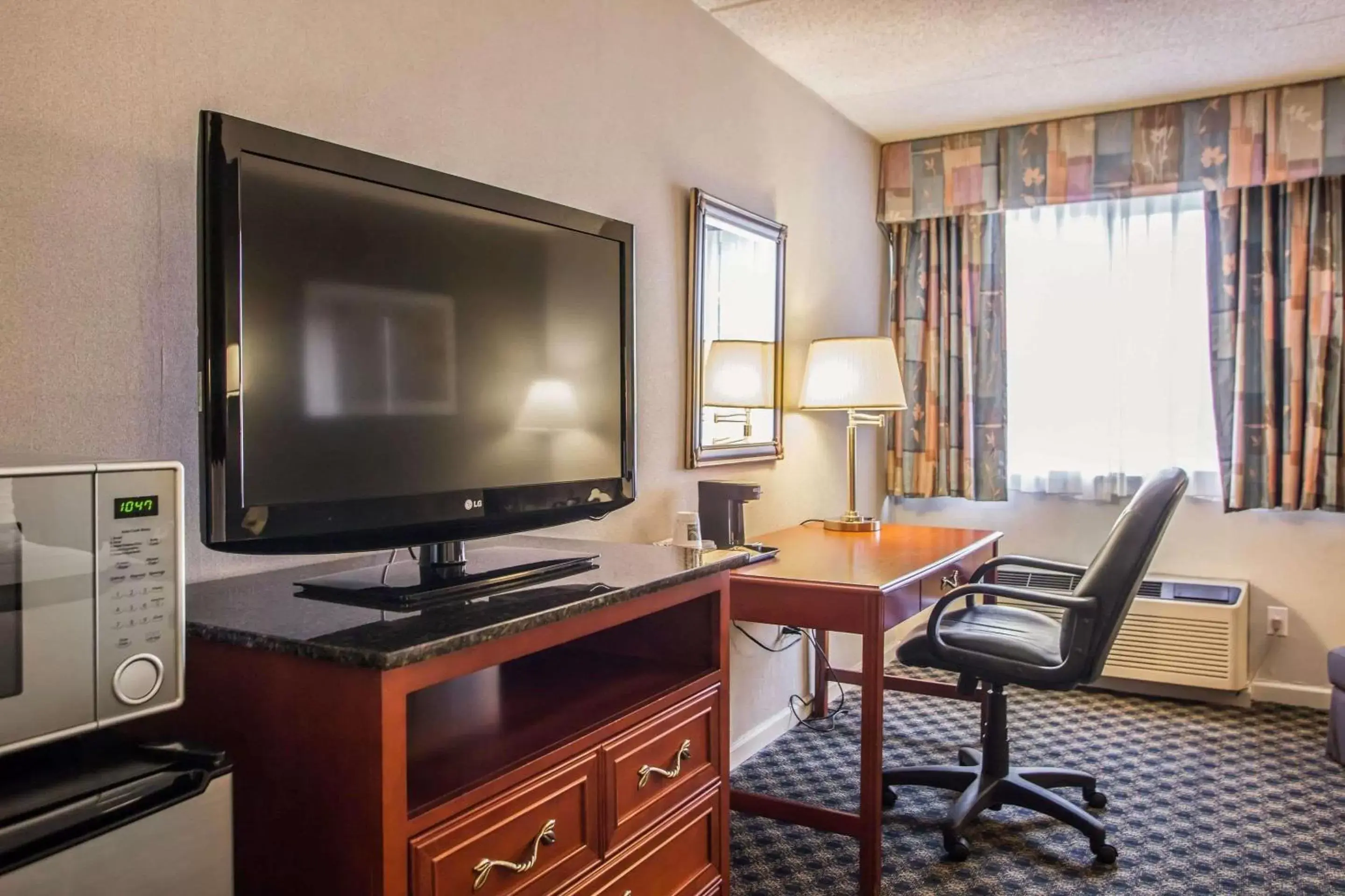 Photo of the whole room, TV/Entertainment Center in Quality Inn and Suites St Charles -West Chicago
