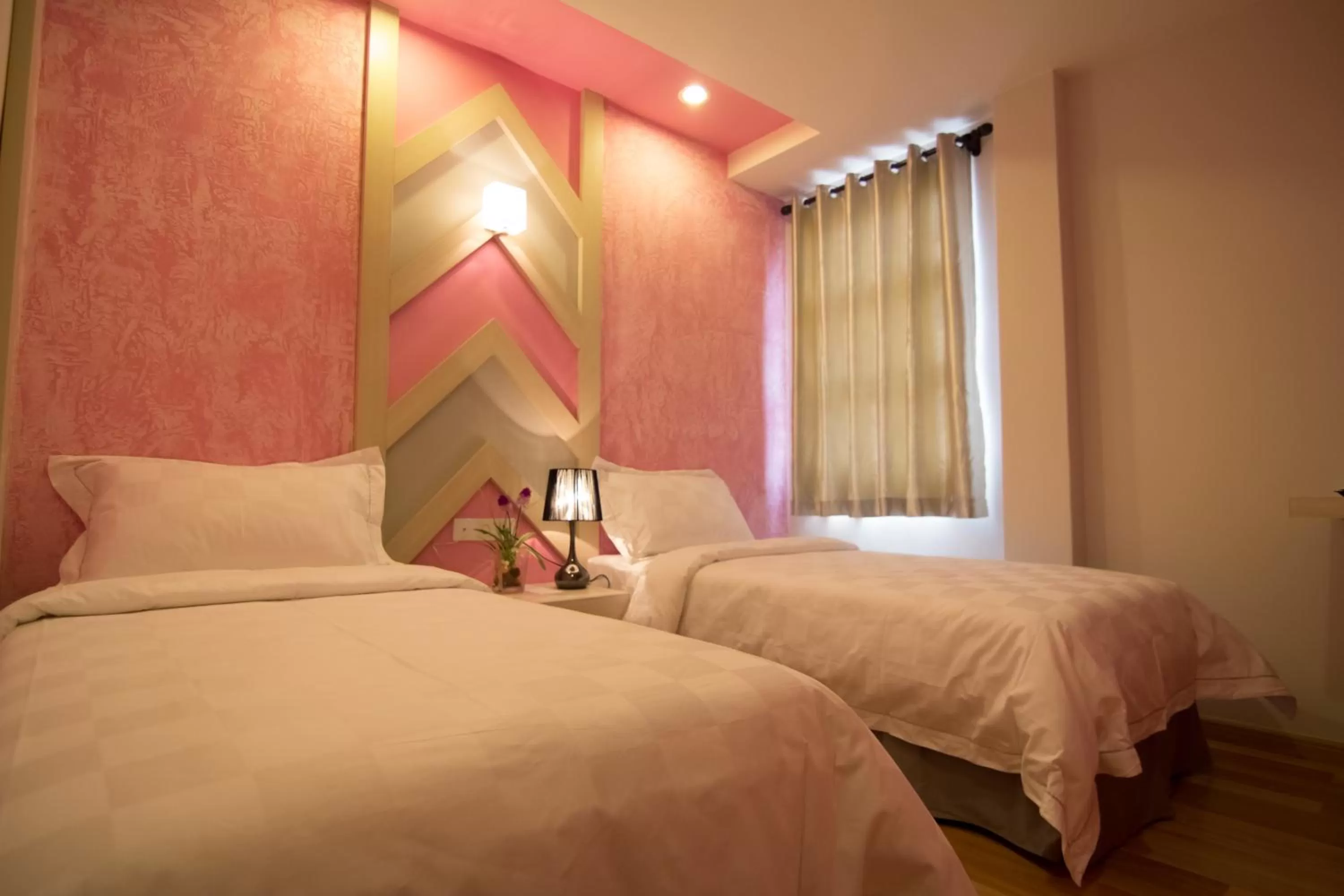 Photo of the whole room, Bed in Sunshine Inn Plus