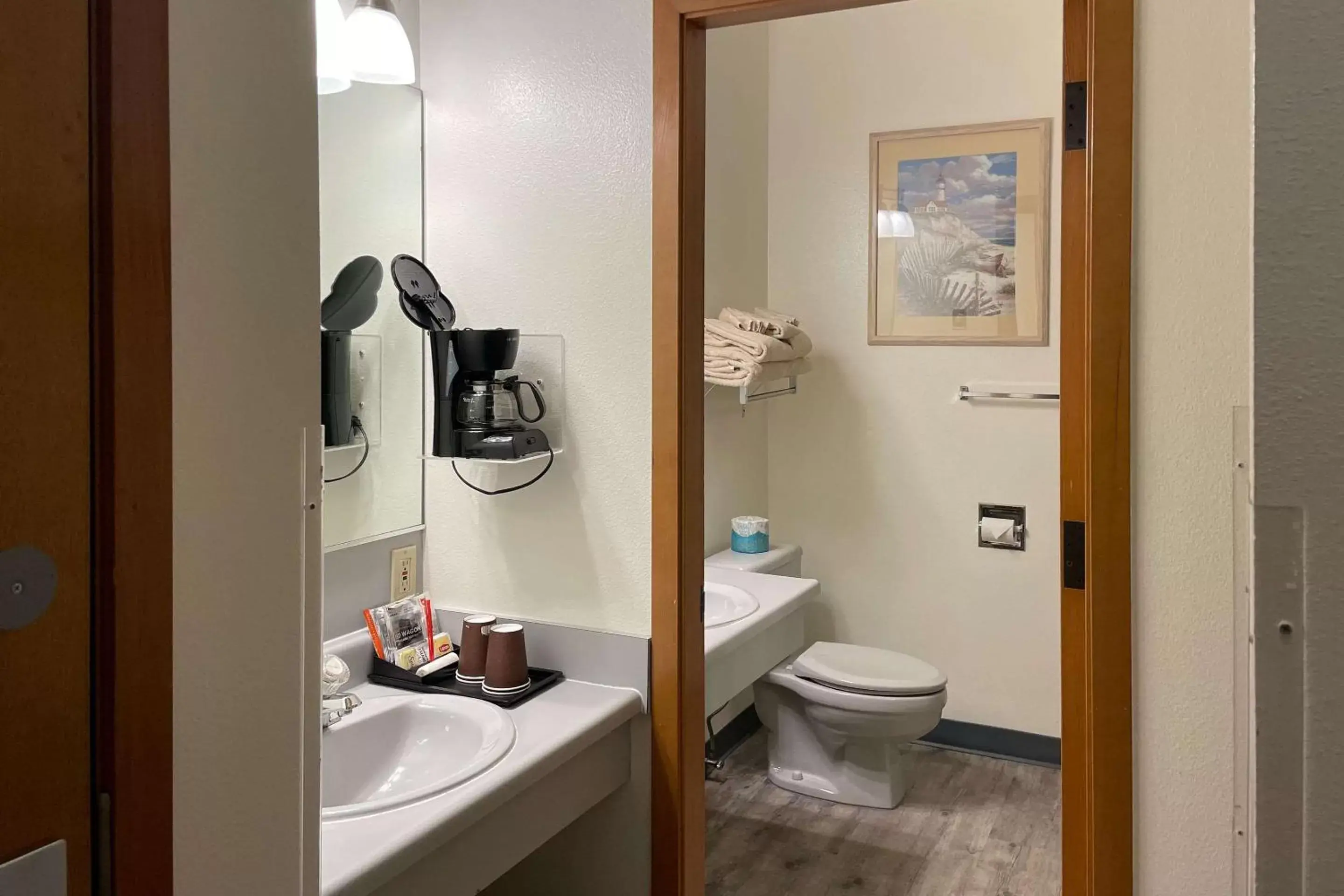 Bedroom, Bathroom in Edgewater Inn and Suites