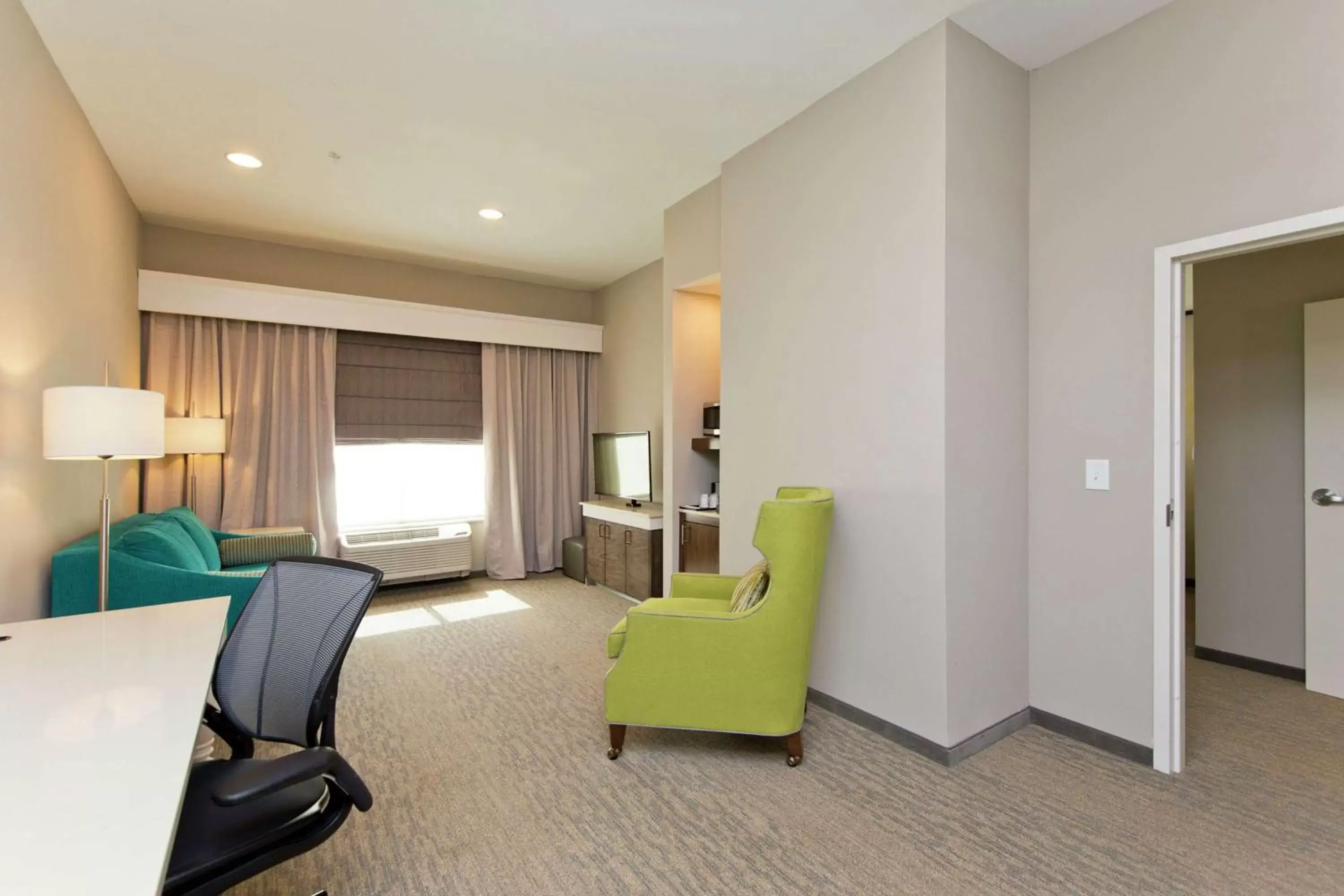 Bedroom, Seating Area in Hilton Garden Inn Martinsburg