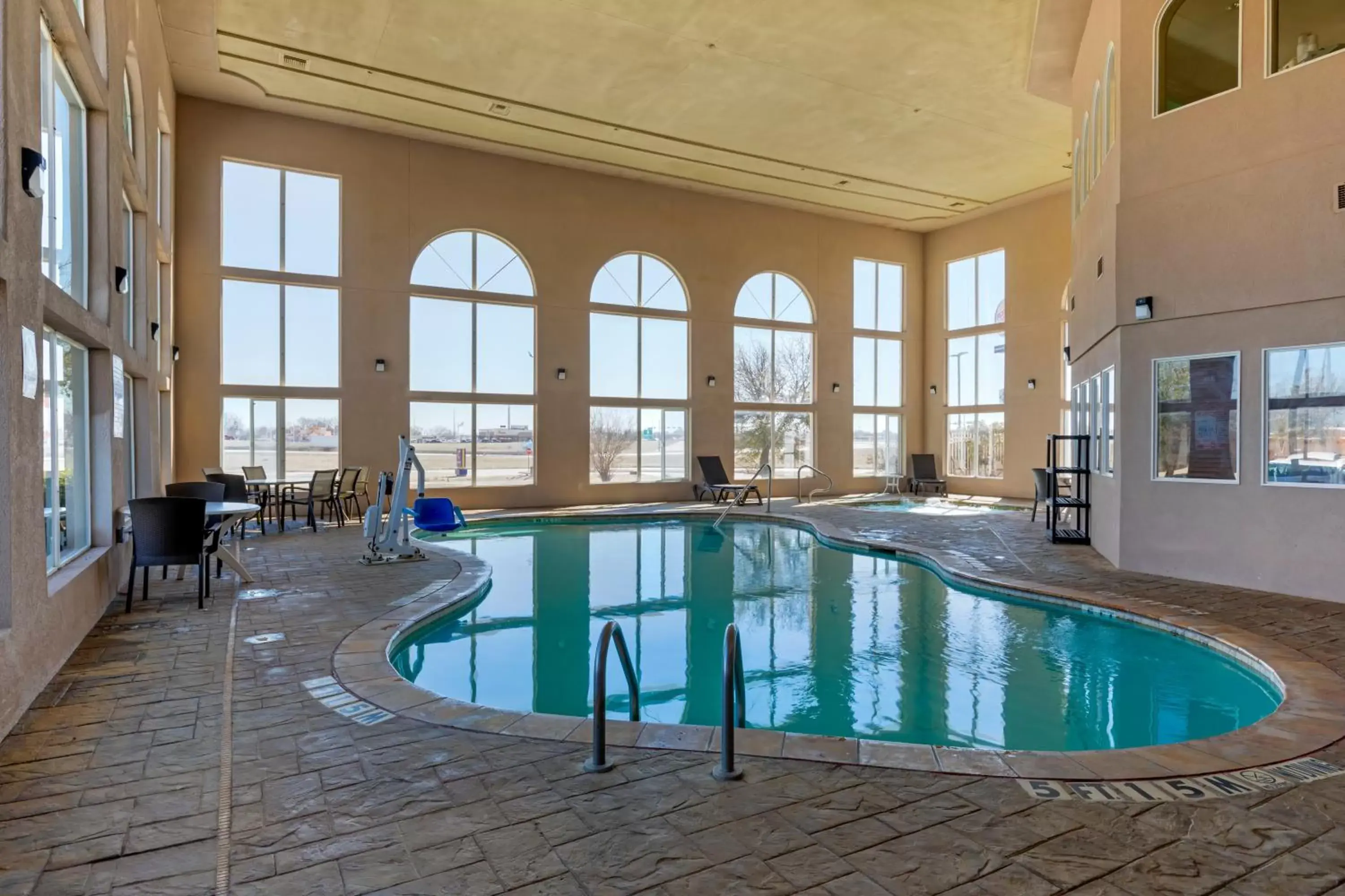 Swimming Pool in Comfort Suites Gainesville
