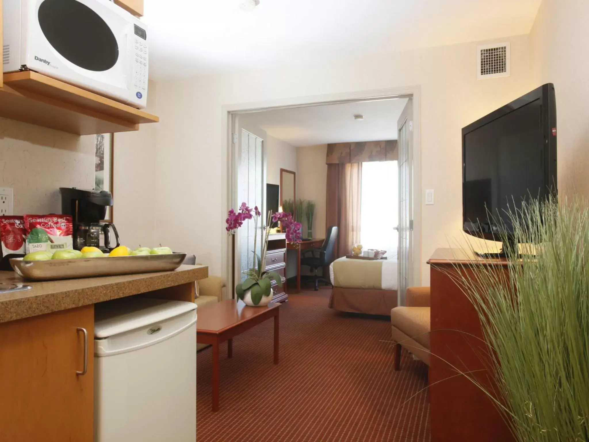 Kitchen or kitchenette, TV/Entertainment Center in Stonebridge Hotel Dawson Creek