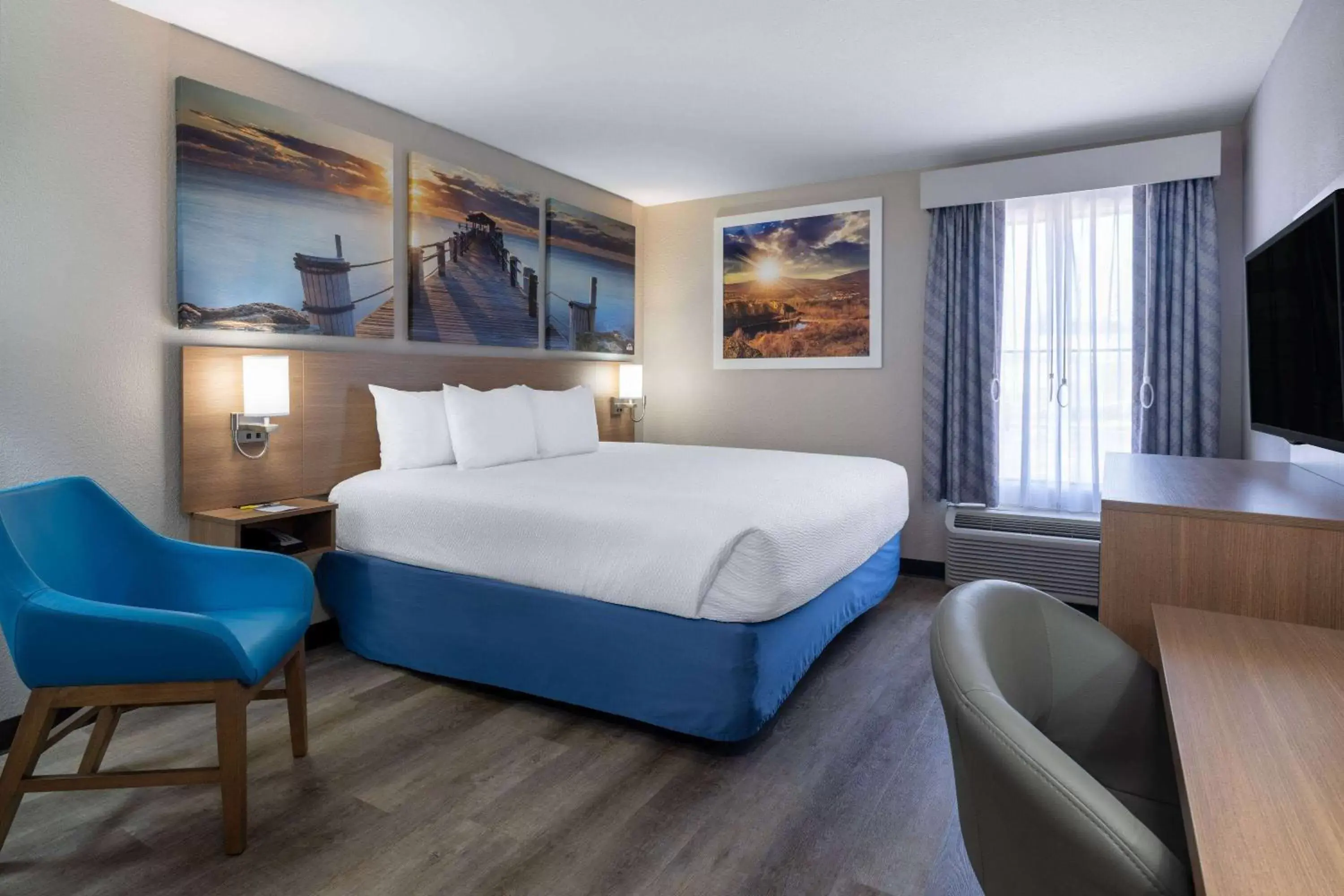 Photo of the whole room, Bed in Days Inn & Suites by Wyndham Commerce