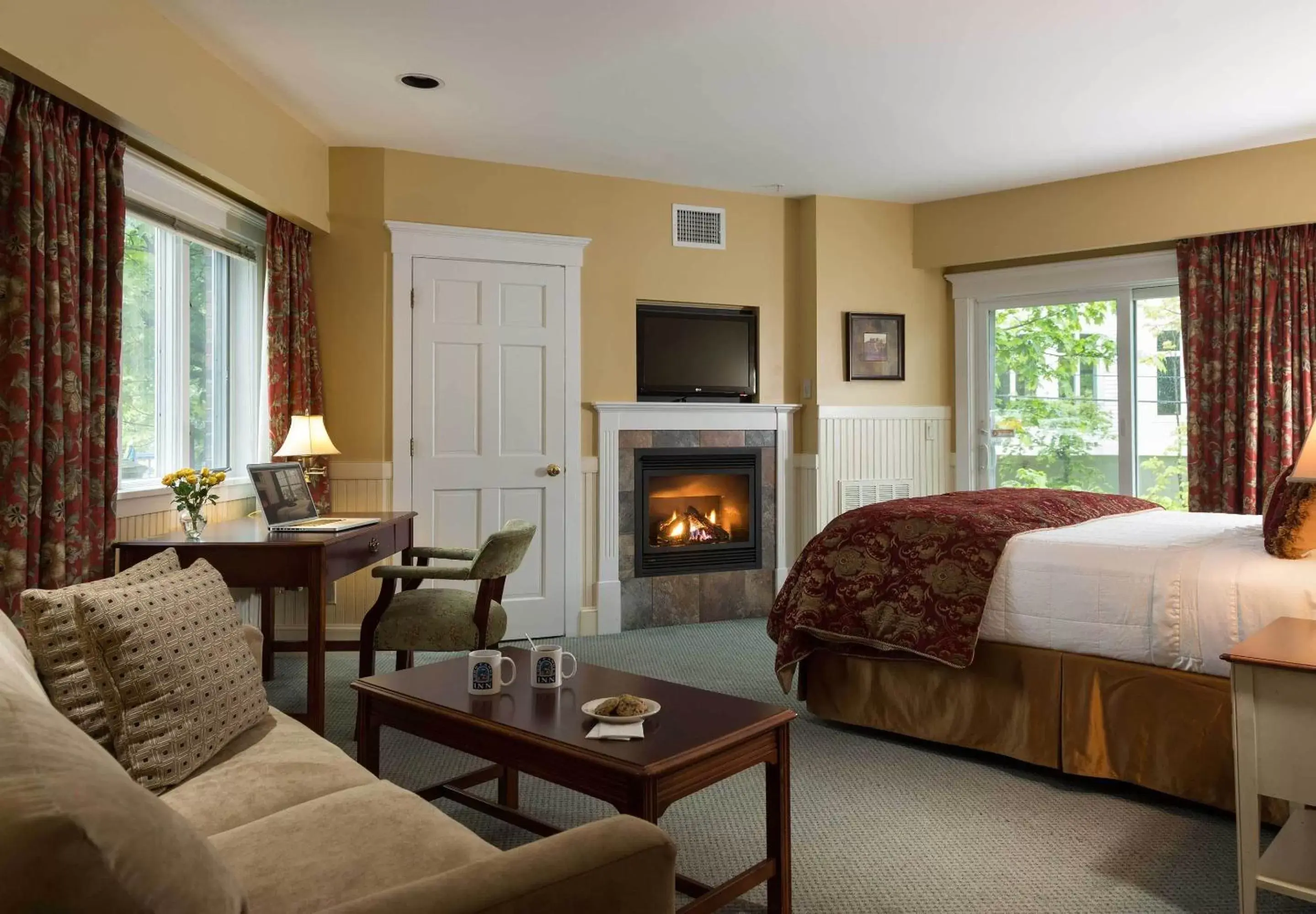 Photo of the whole room, Seating Area in Lord Camden Inn