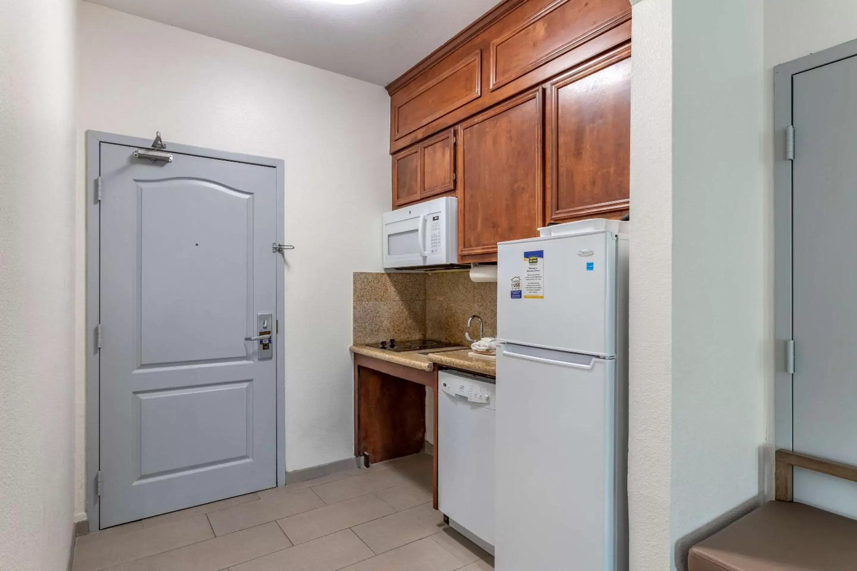 Photo of the whole room, Kitchen/Kitchenette in MainStay Suites Port Arthur - Beaumont South