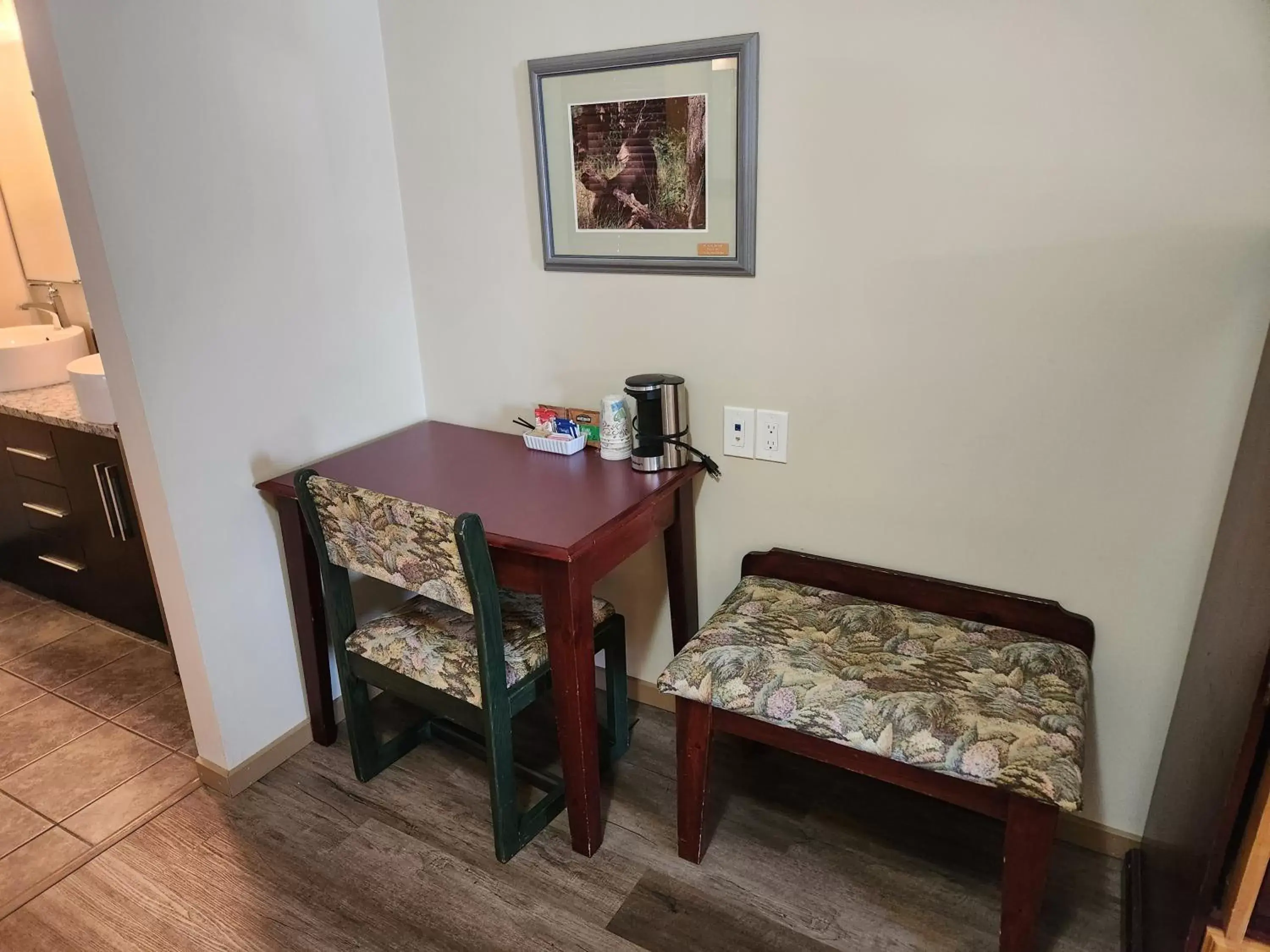 Coffee/tea facilities, Dining Area in Waterton Lakes Lodge Resort