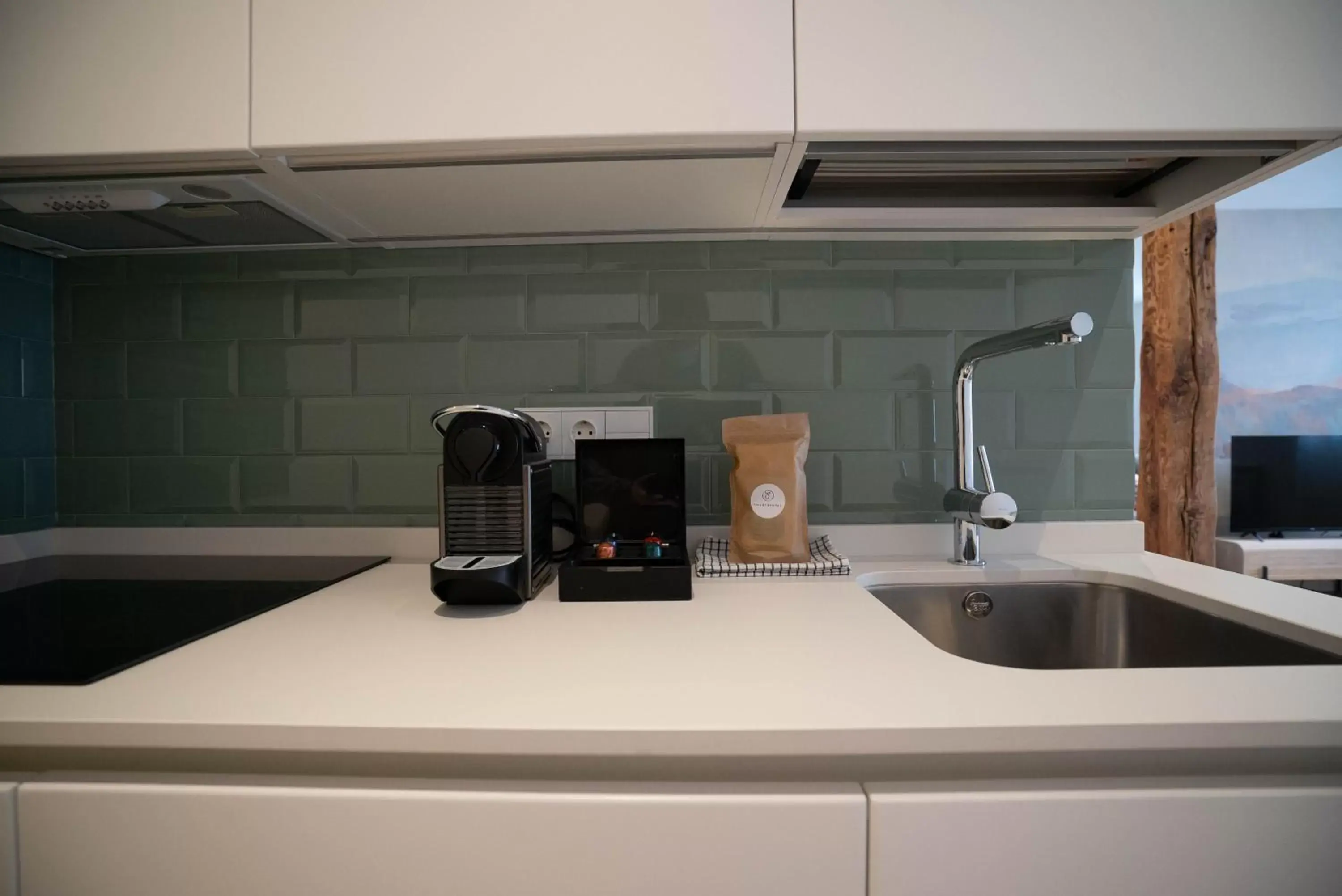 Coffee/tea facilities, Kitchen/Kitchenette in SmartRental Madrid Gran Via Apartments