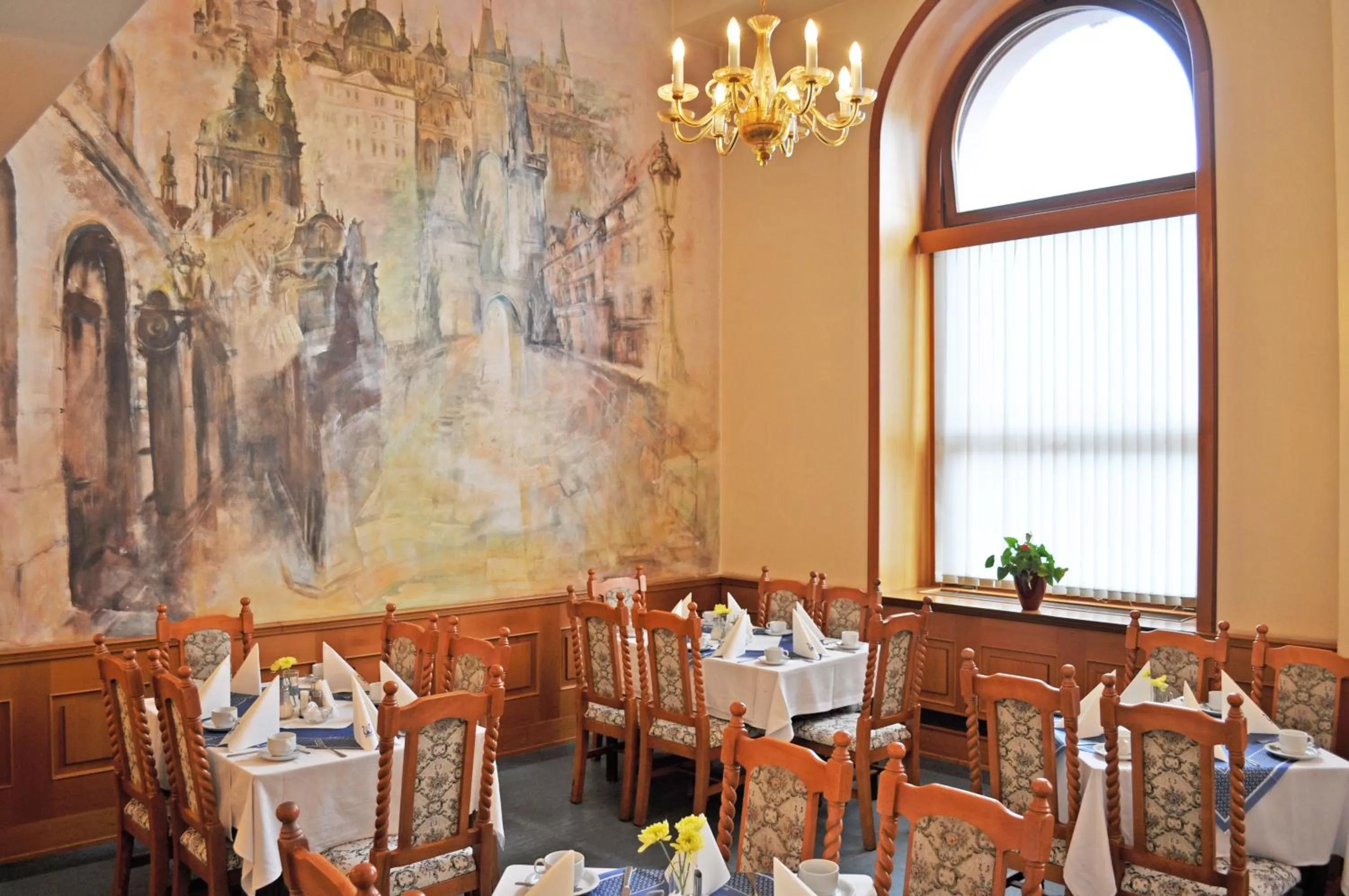 Restaurant/places to eat in Hotel Opera