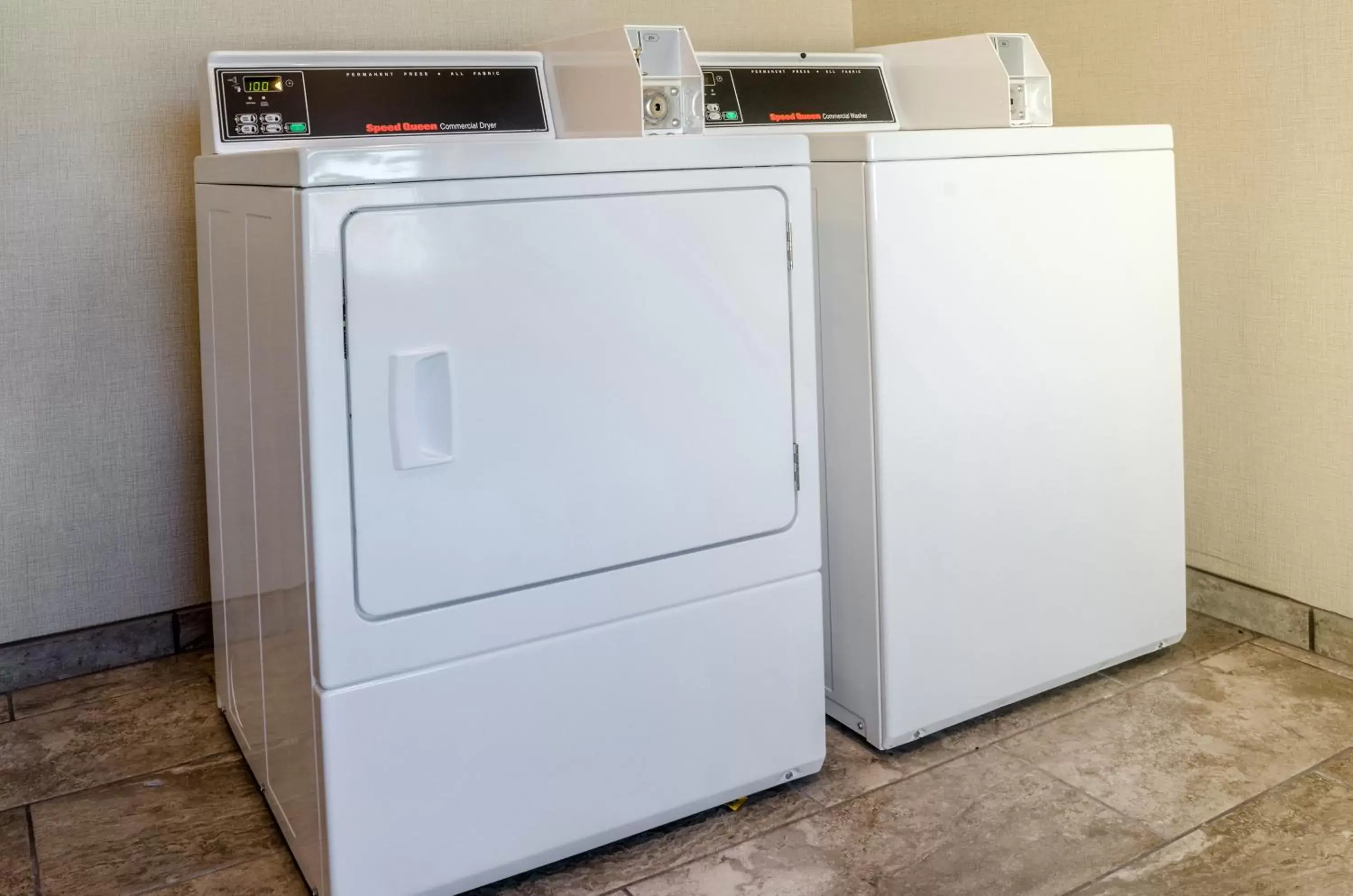 laundry, Kitchen/Kitchenette in Cobblestone Inn & Suites - Ord