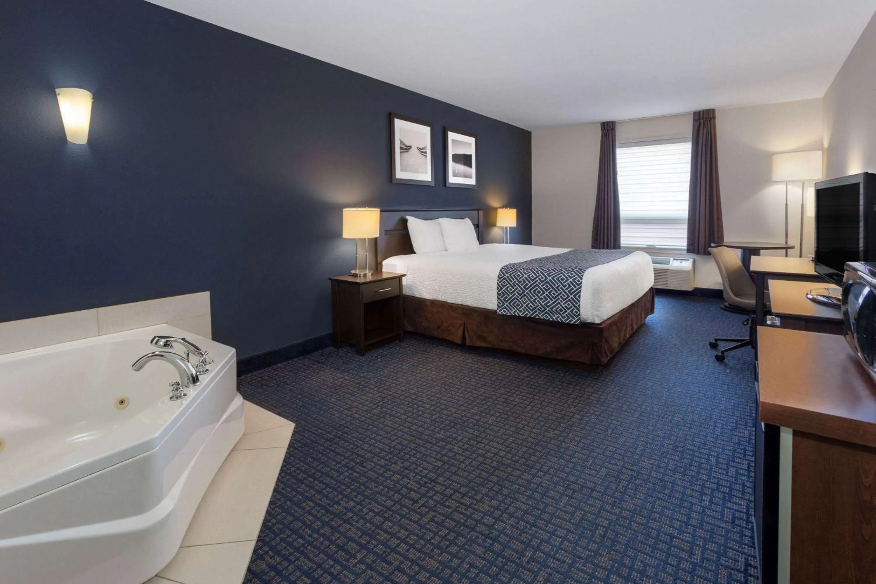 Photo of the whole room, Bed in Super 8 by Wyndham Lachenaie/Terrebonne