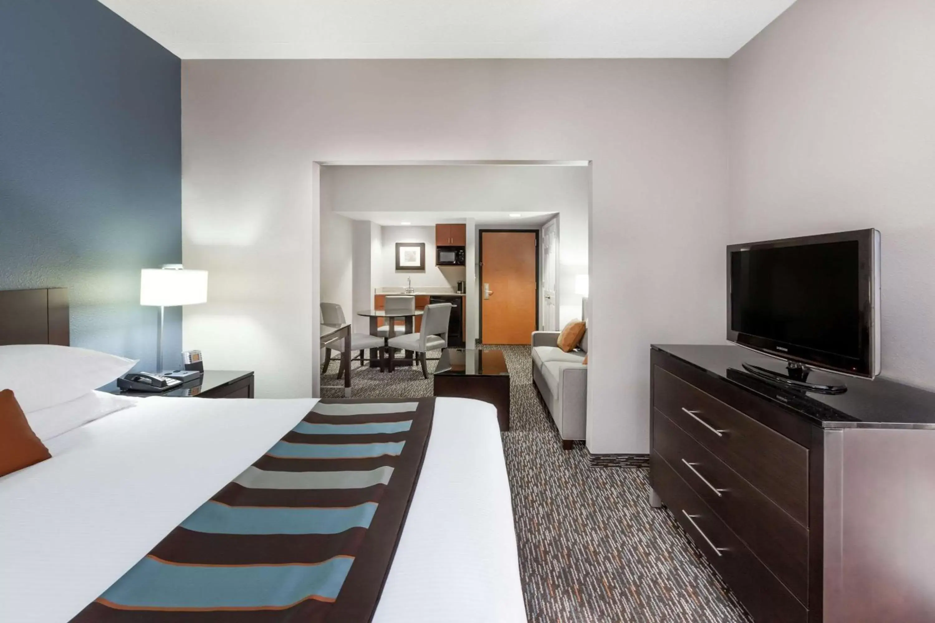 Photo of the whole room, Bed in Wingate by Wyndham Sylvania-Toledo