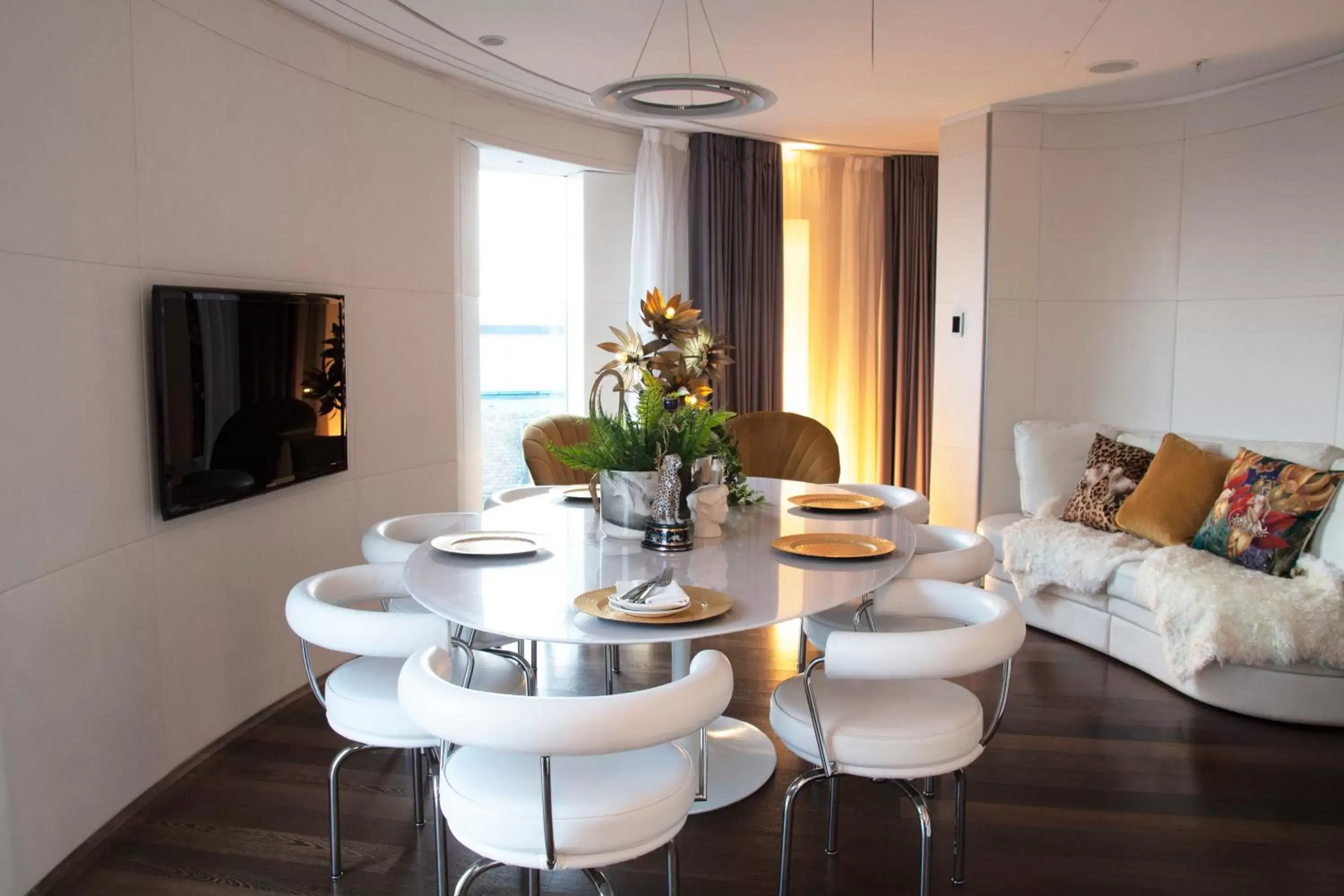 Living room, Dining Area in ME London by Melia
