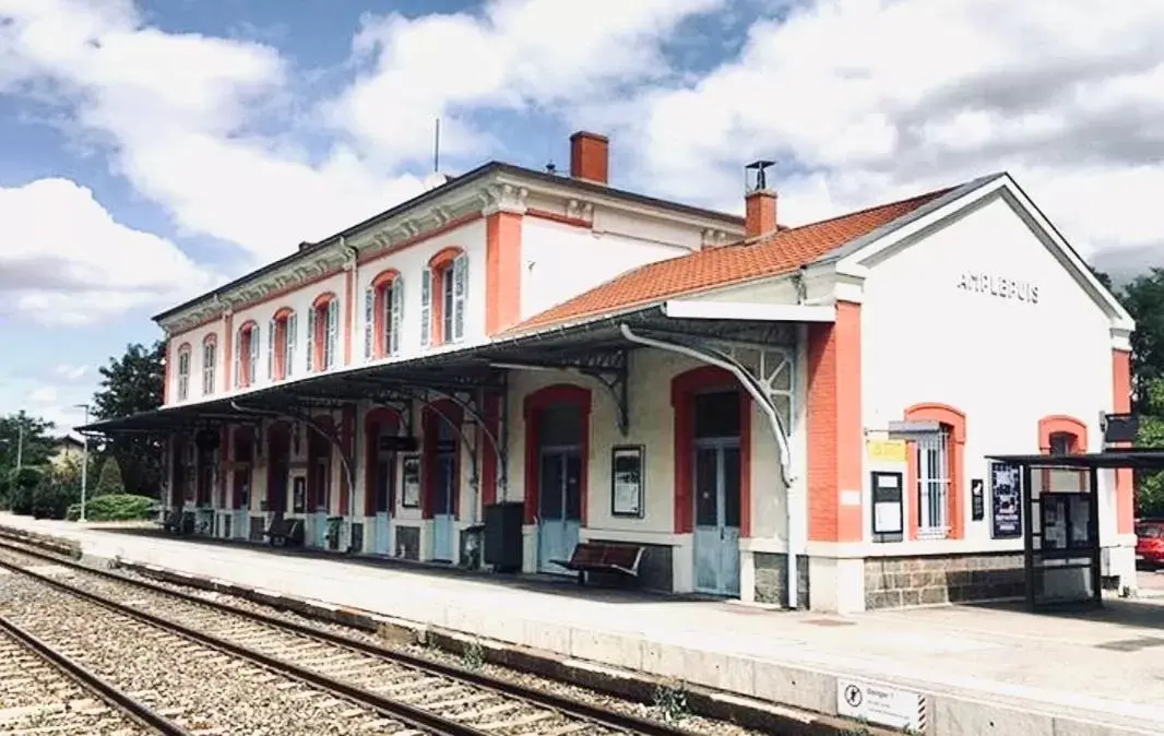 Nearby landmark, Property Building in La Madeleine