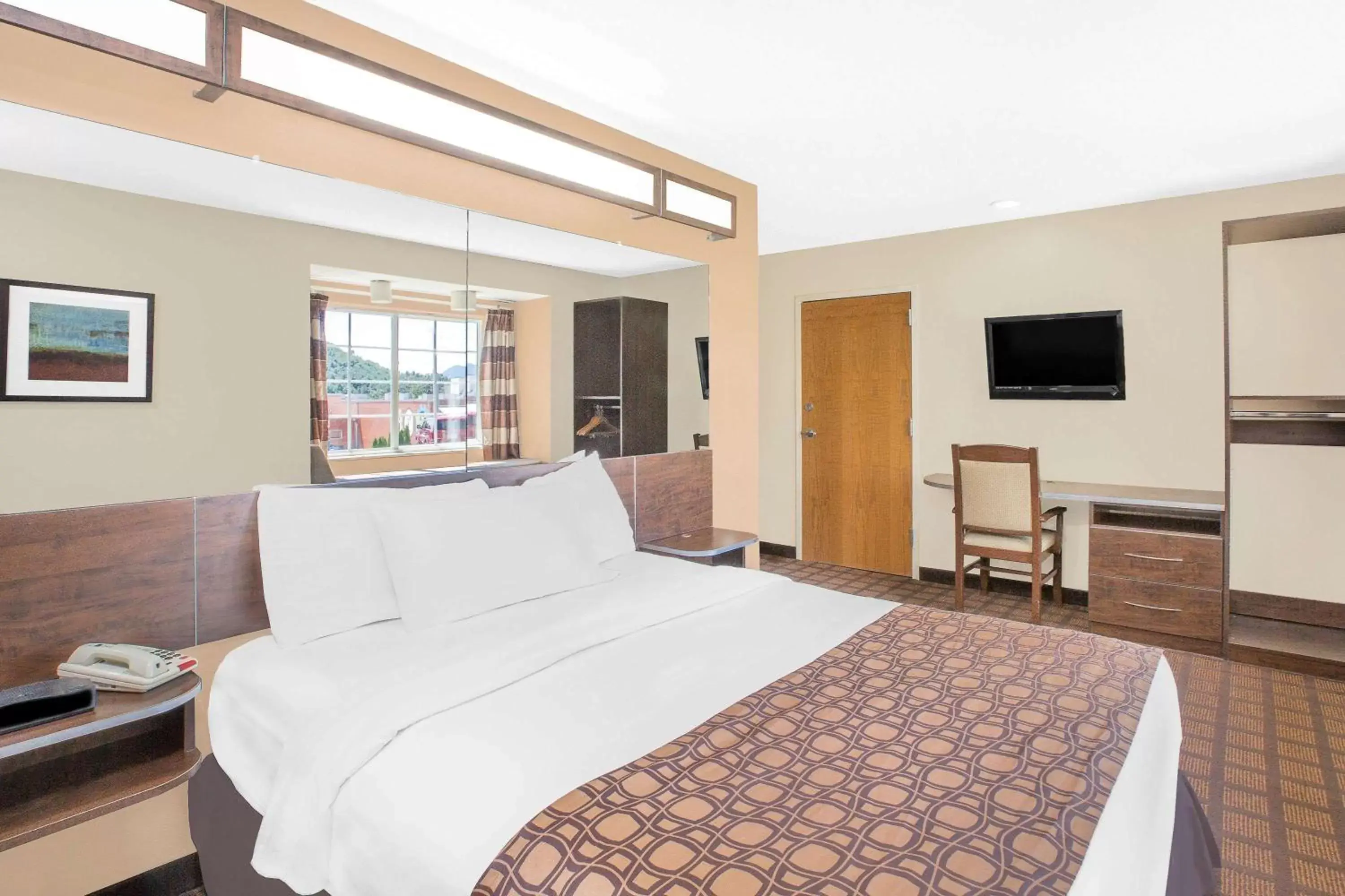 Photo of the whole room, Bed in Microtel Inn & Suites by Wyndham Franklin