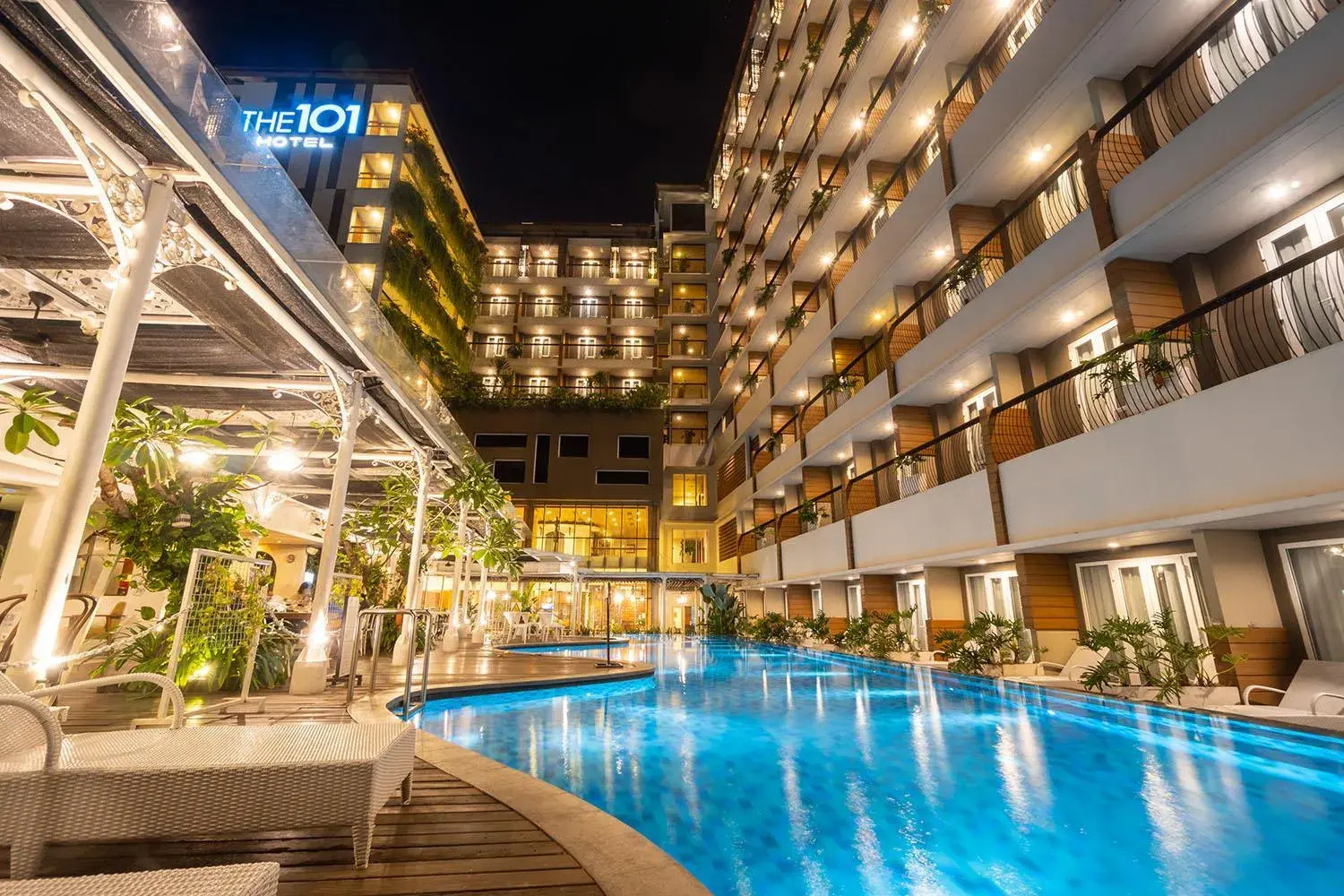 Swimming Pool in The 1o1 Yogyakarta Tugu Hotel