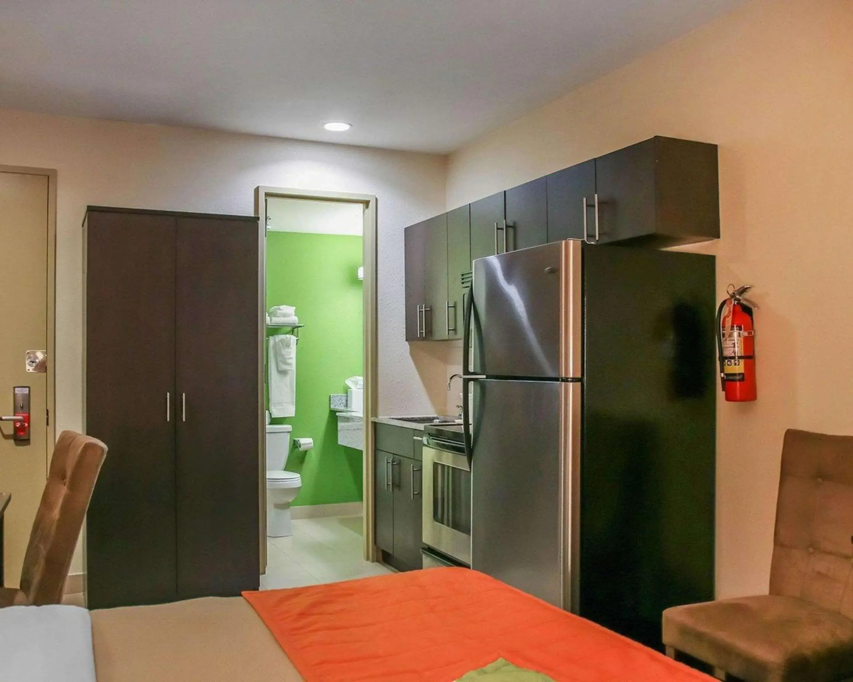 Photo of the whole room, Kitchen/Kitchenette in Econo Lodge Winnipeg South