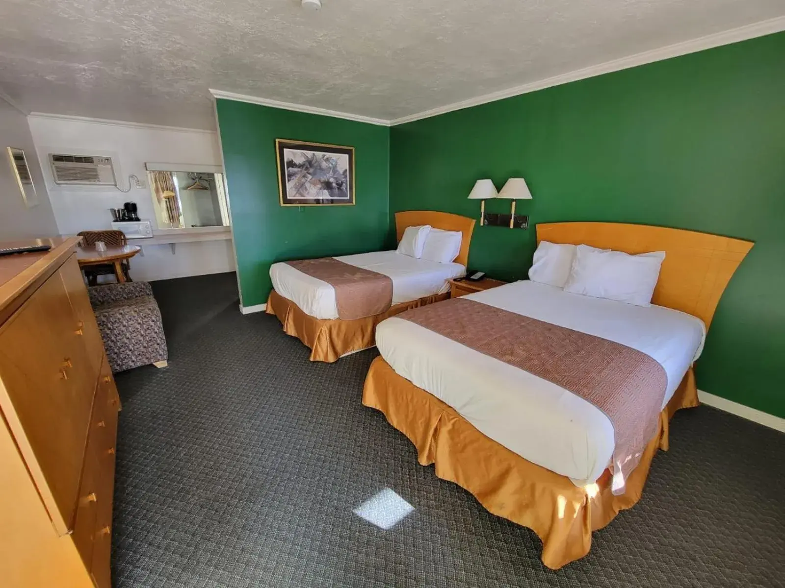 Photo of the whole room, Bed in Emerald Inn & Lounge