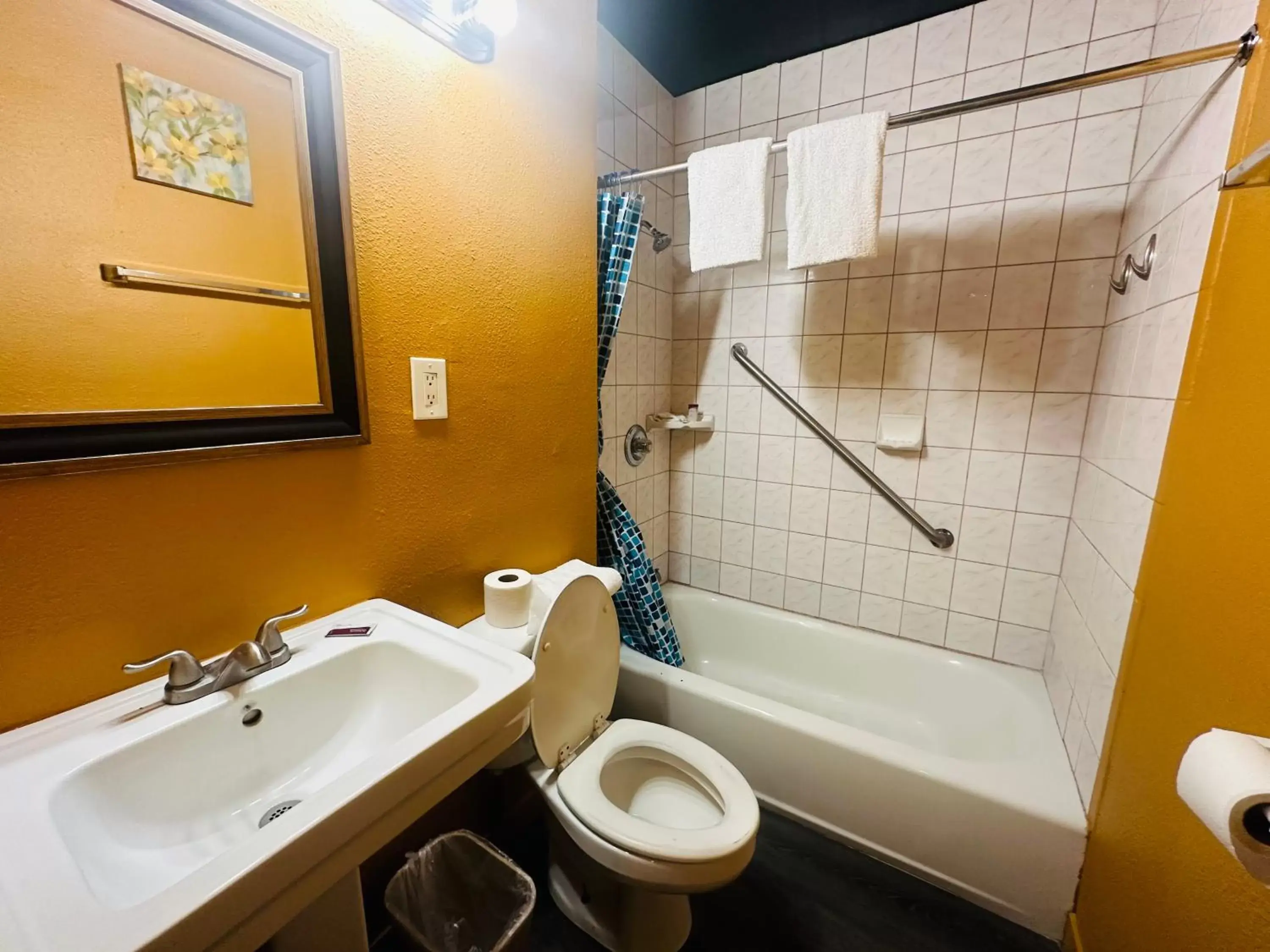 Bathroom in Casa Blanca Inn & Suites Whittier